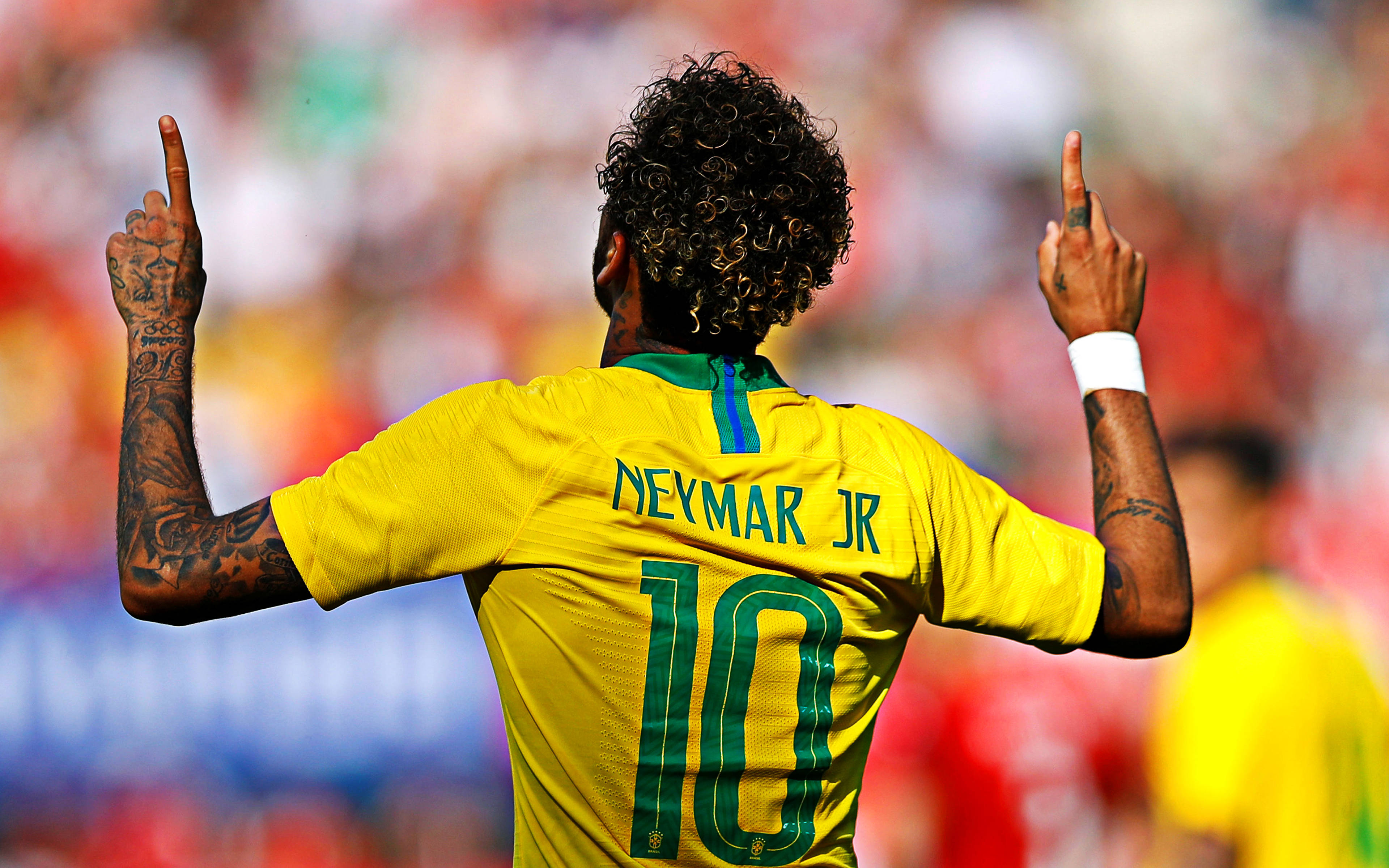 Cool na Neymar Jr na Nakaturo Pataas Wallpaper