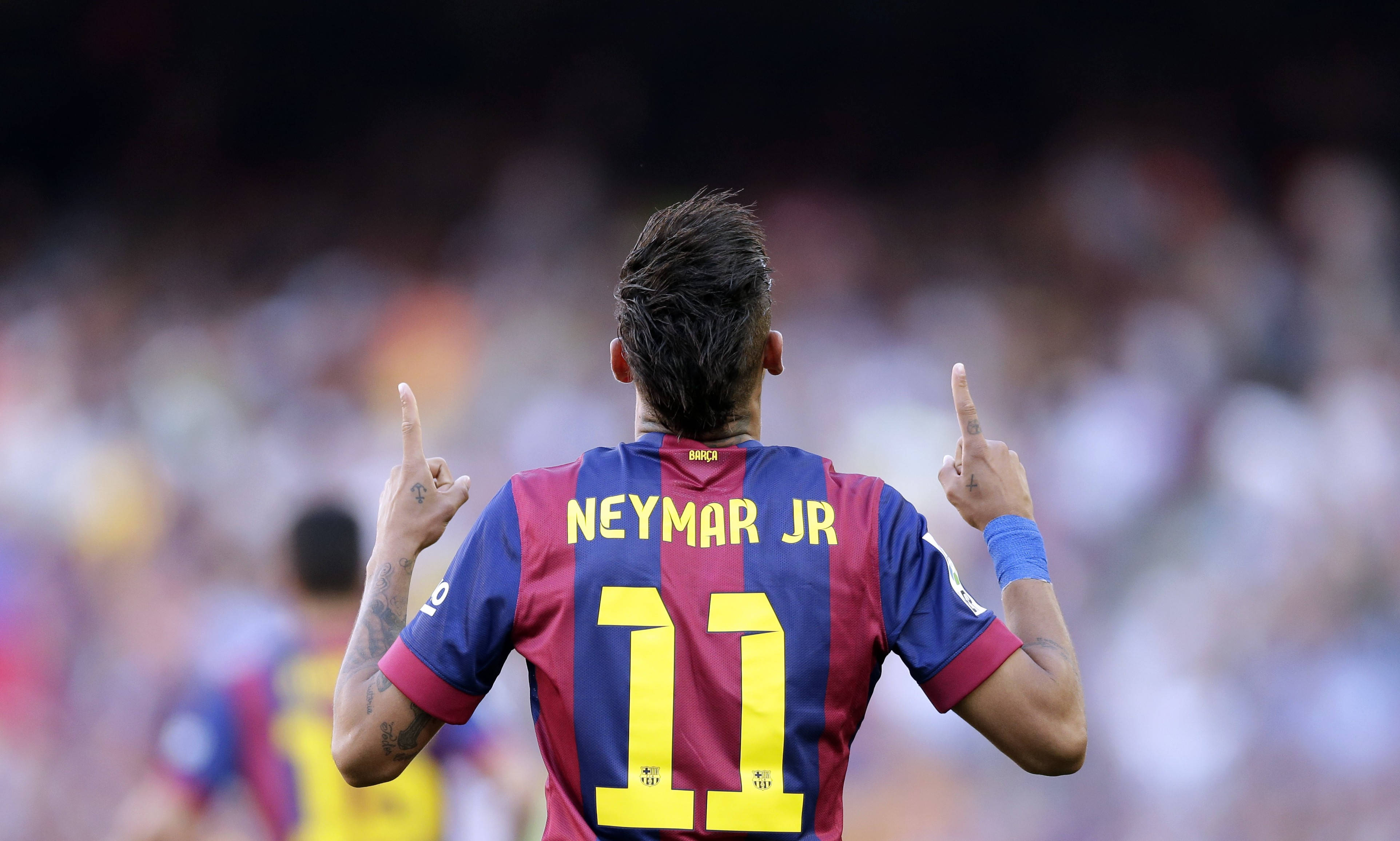 "Cool na si Neymar Jr na Suot ang Kanyang #11 Jersey na may Kumpiyansa" Wallpaper