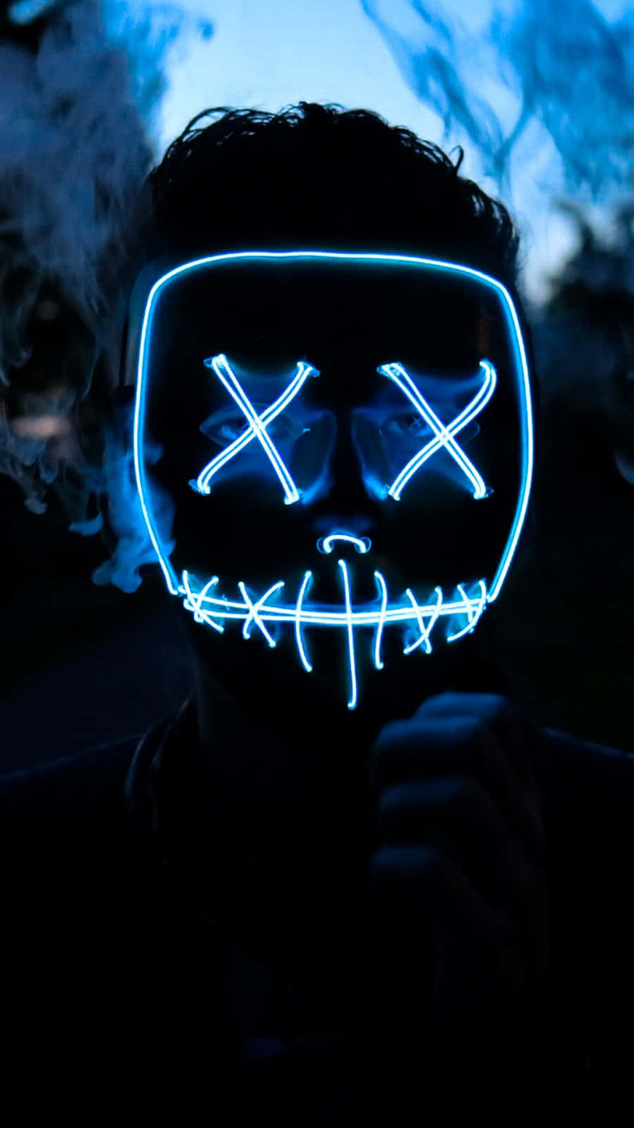 Cool na Telepono na May Kumikinang na Asul na Neon Mask Wallpaper