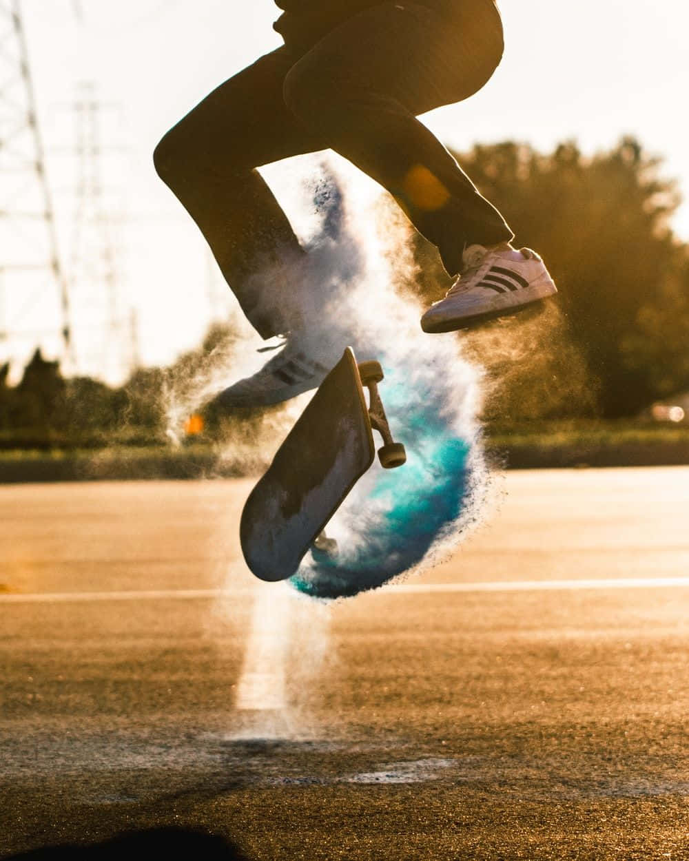 Cool skateboarder na nagpapakita ng pinakabagong istilo sa lansangan Wallpaper