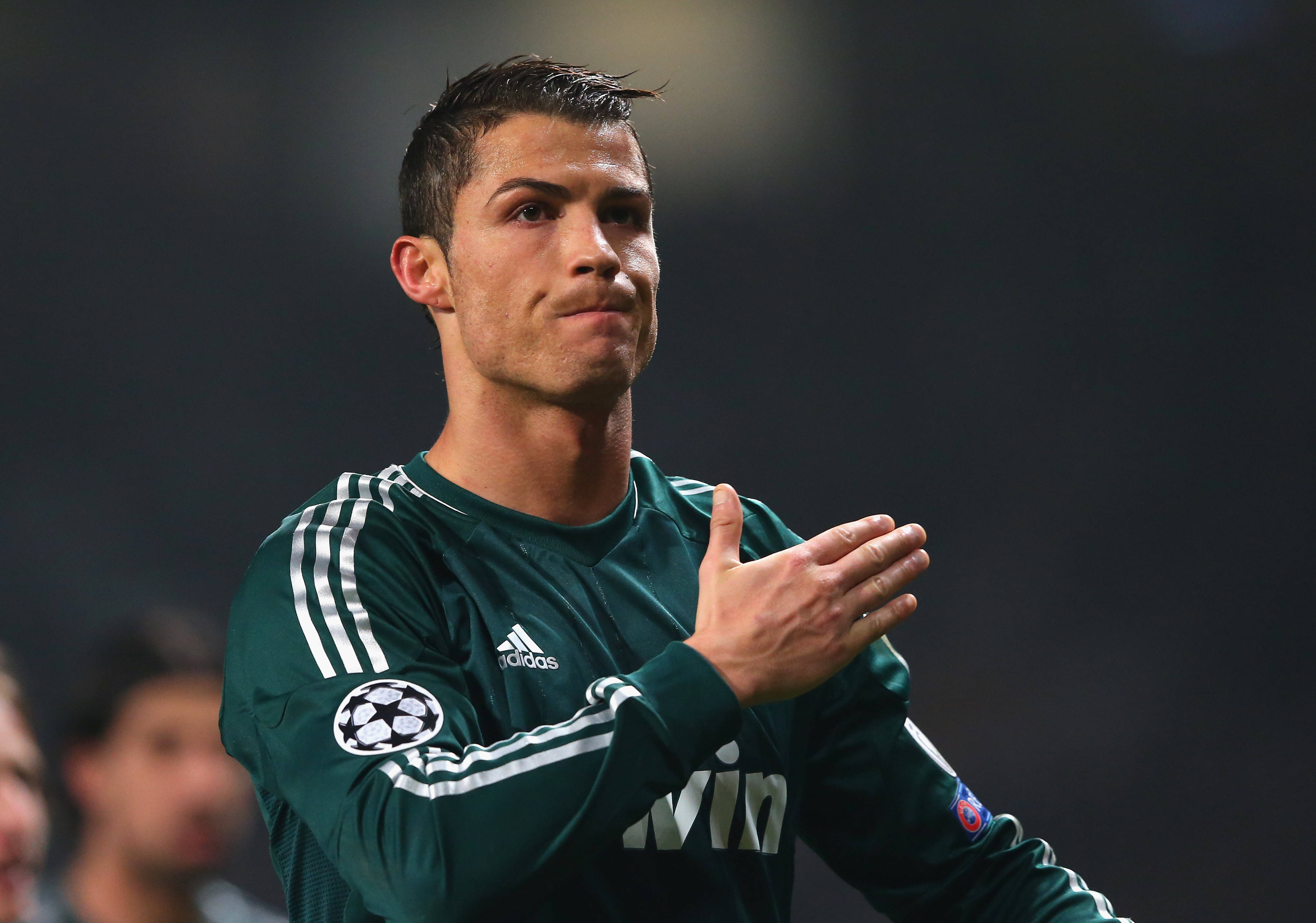 CR7 Cristiano Ronaldo na Naka-Green Uniform Wallpaper