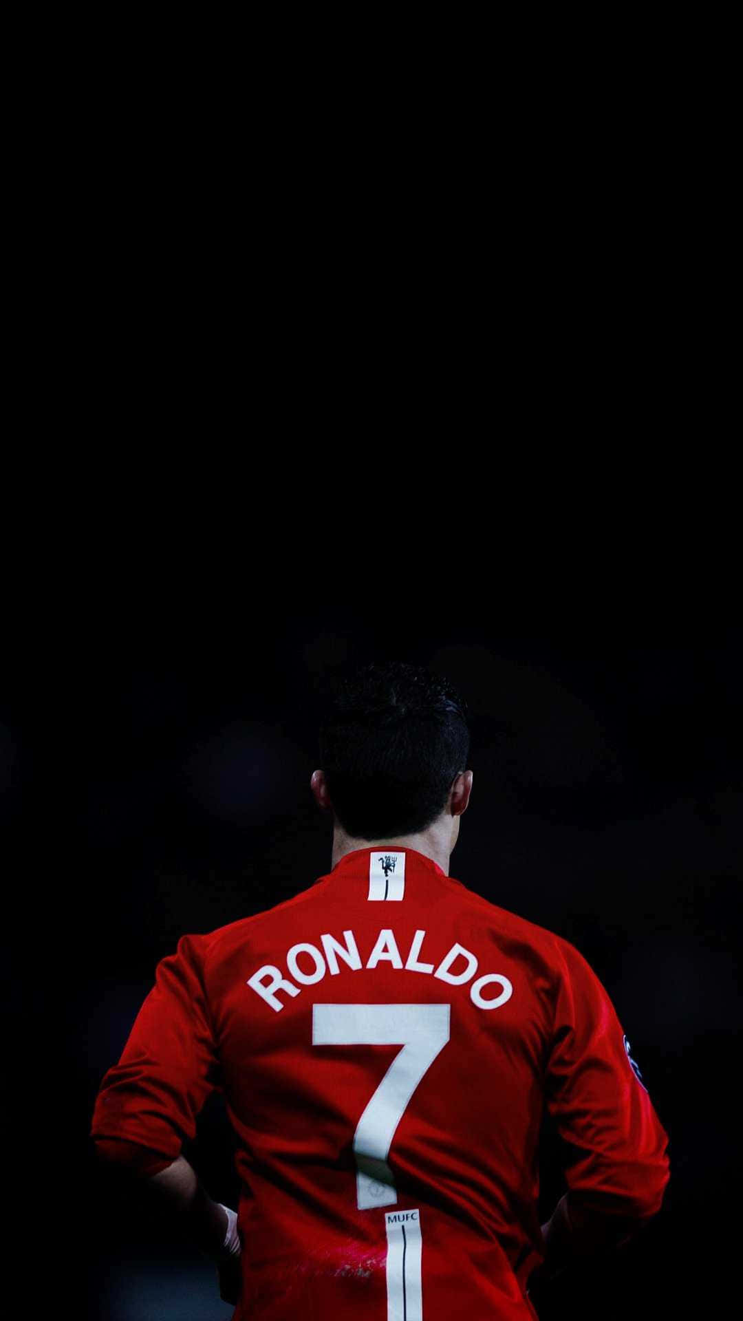 Cristiano Ronaldo na malakas na pagsipa sa field Wallpaper