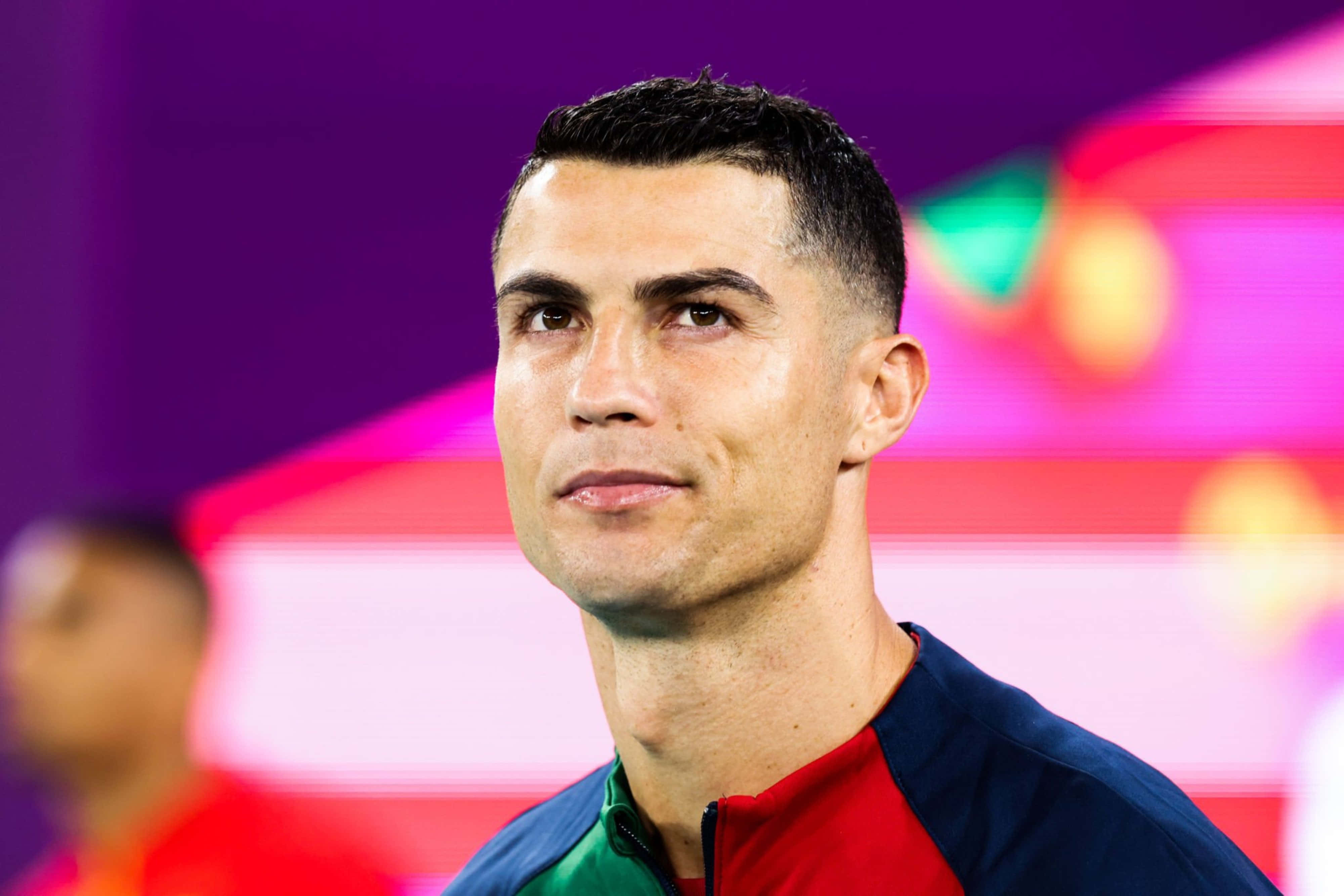 Cristiano Ronaldo, Hinahabol ang Pangarap Sa Loob at Labas ng Larangan Wallpaper