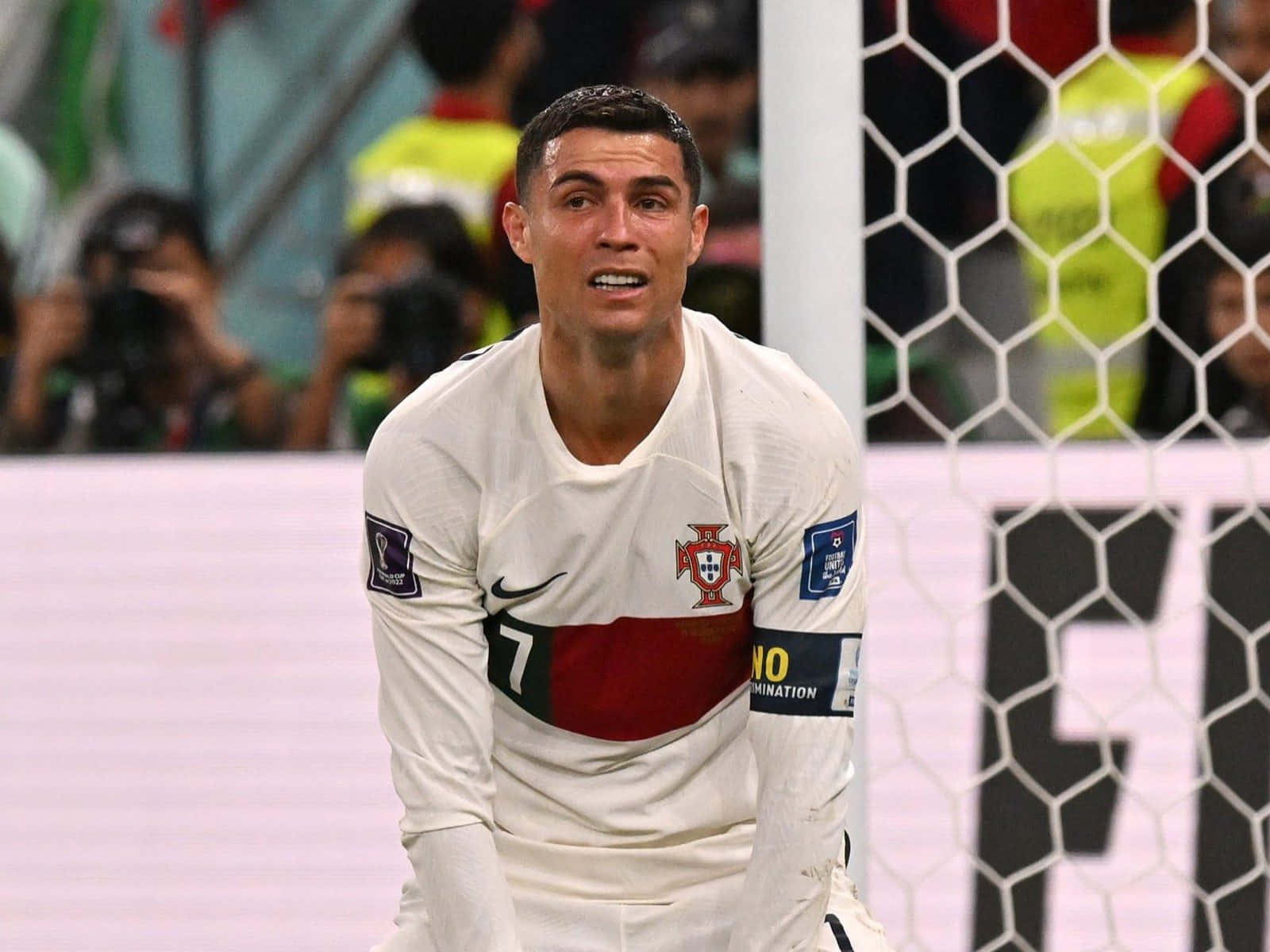 Cristiano Ronaldo na kumikilos sa football field Wallpaper