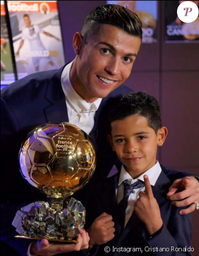 Cristiano Ronaldo na may Golden Ball at Bata Wallpaper