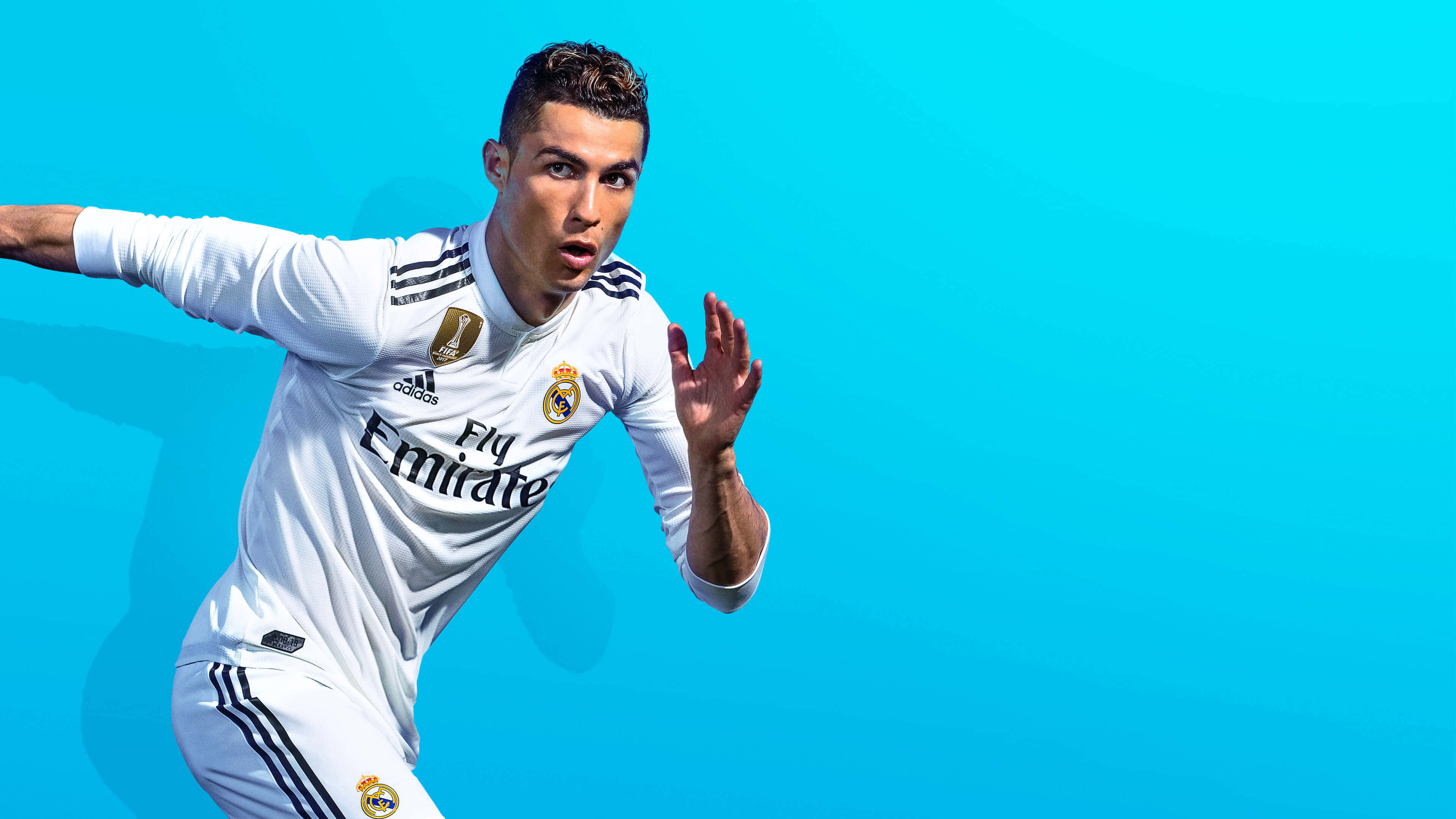 Cristiano Ronaldo na nagpo-pose sa field Wallpaper