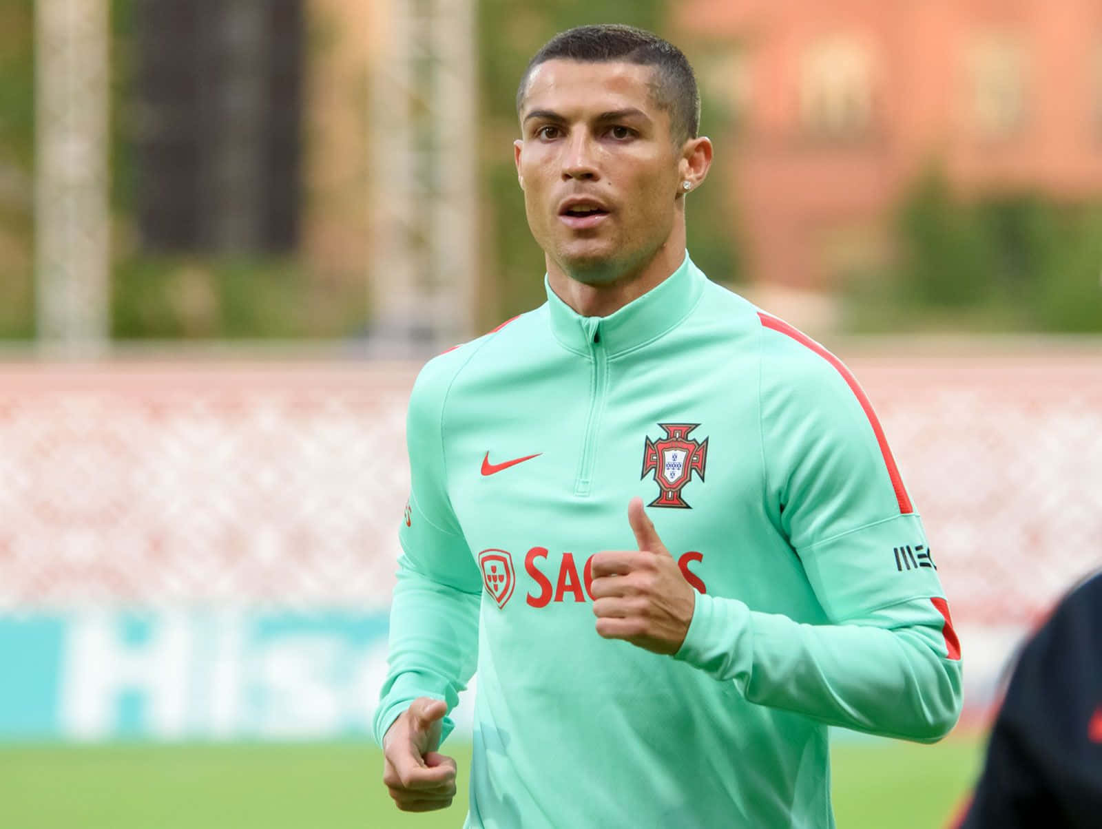 Cristiano Ronaldo sa aksyon sa larangan ng football Wallpaper