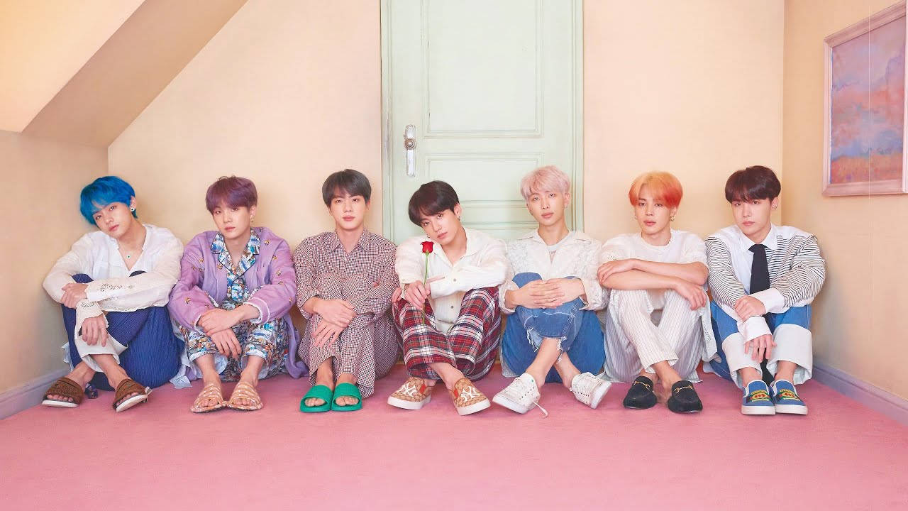 Cute BTS Group na magkakasamang nakaupo sa attic Wallpaper