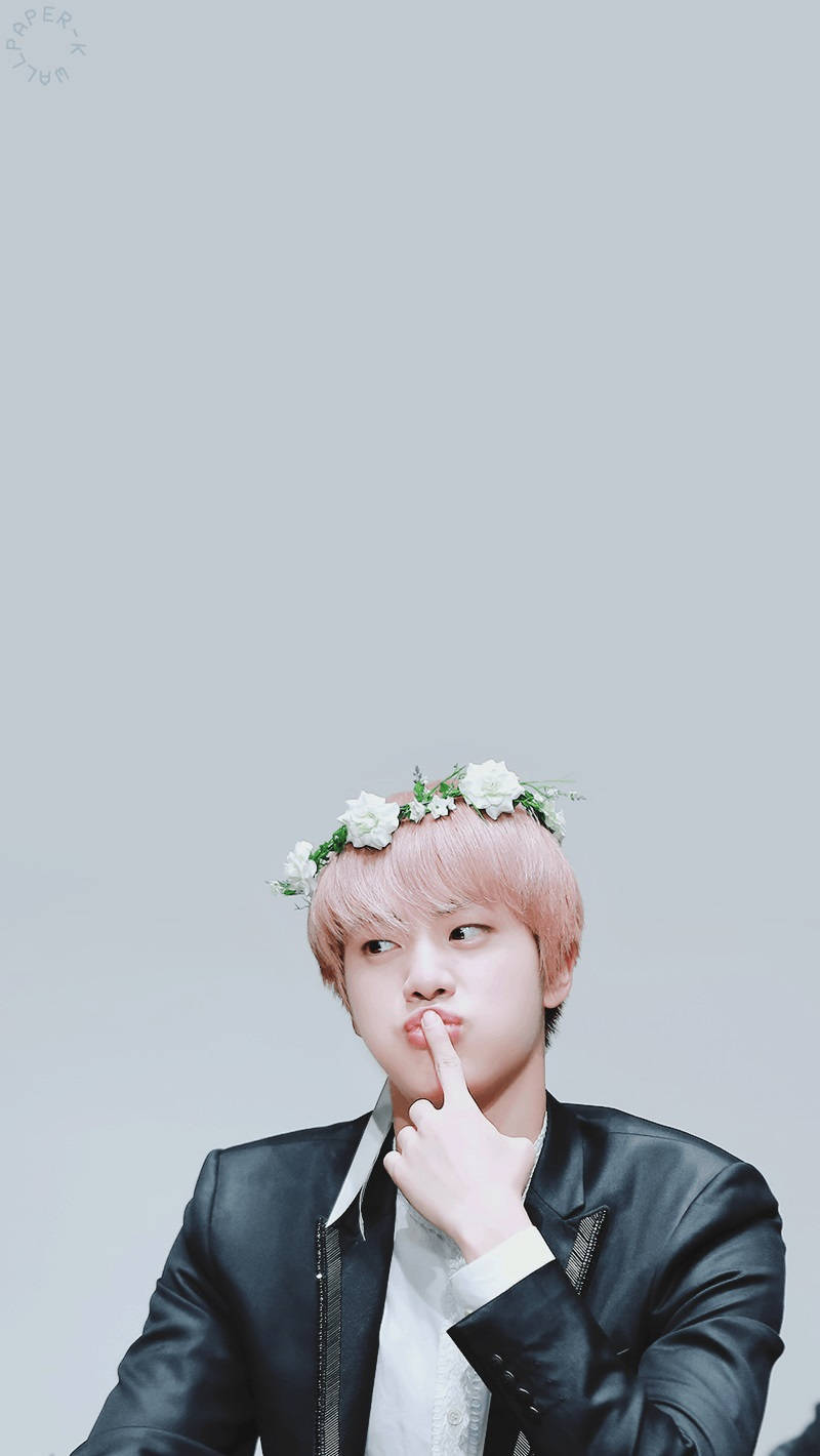 Cute BTS Jin na may Flower Crown Wallpaper