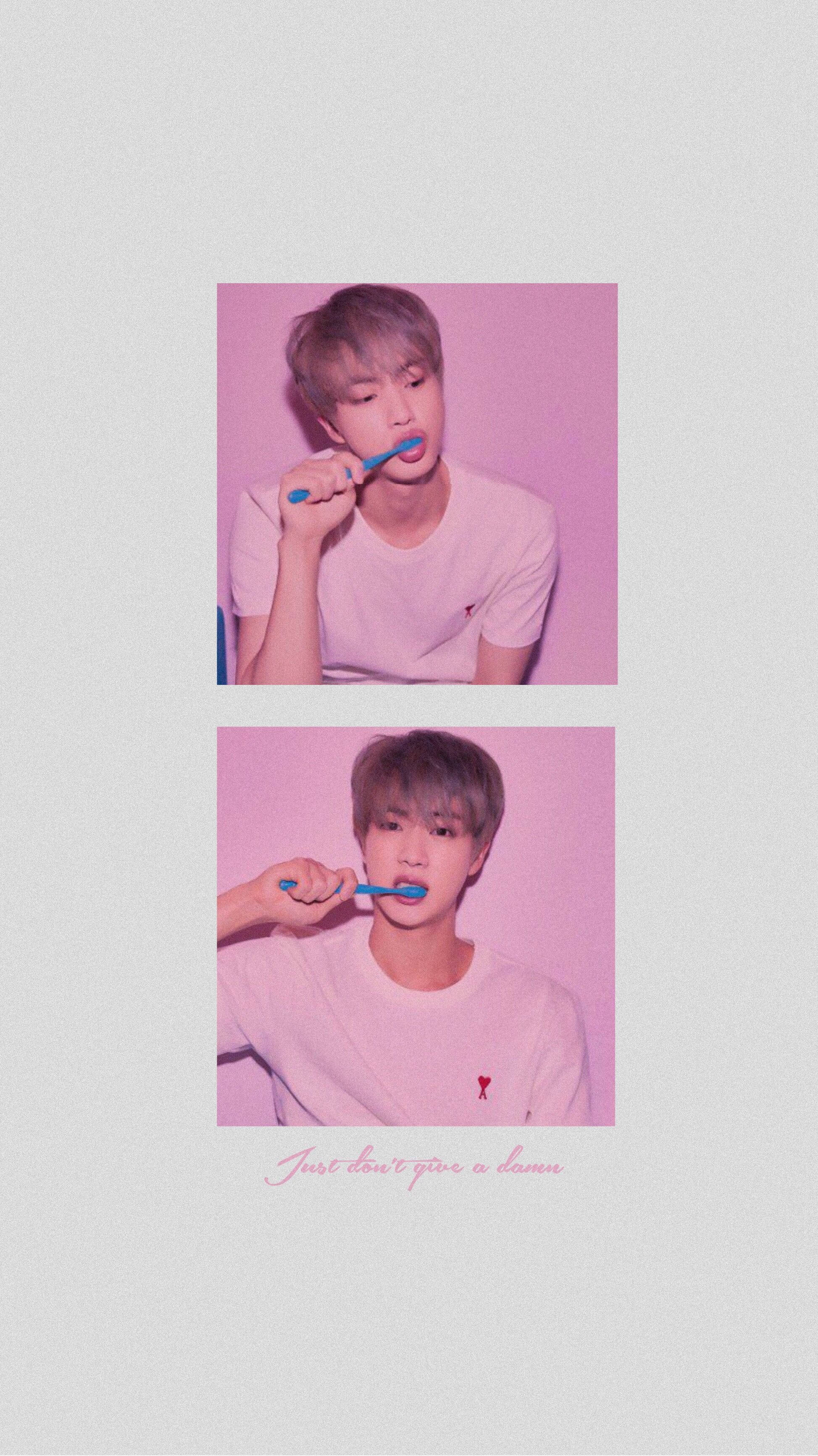 Cute BTS Jin na Nagsisipilyo Wallpaper