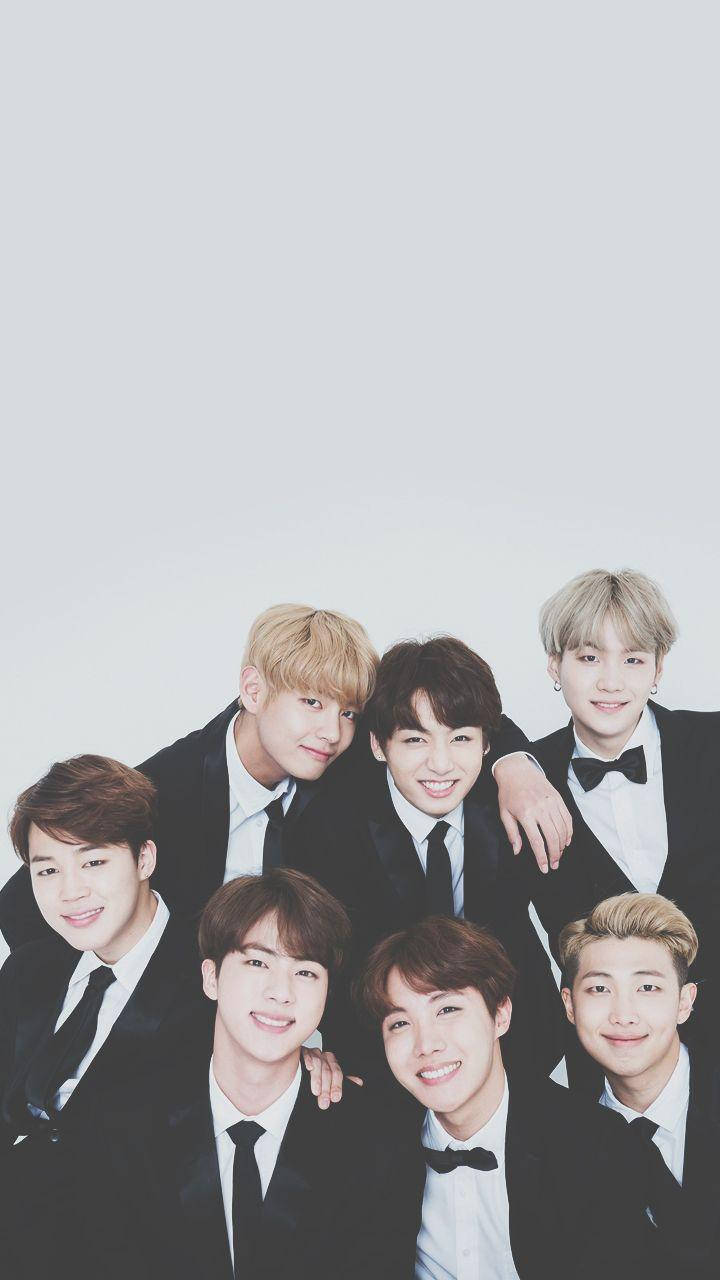 Cute BTS na Naka-Tuxedo Wallpaper
