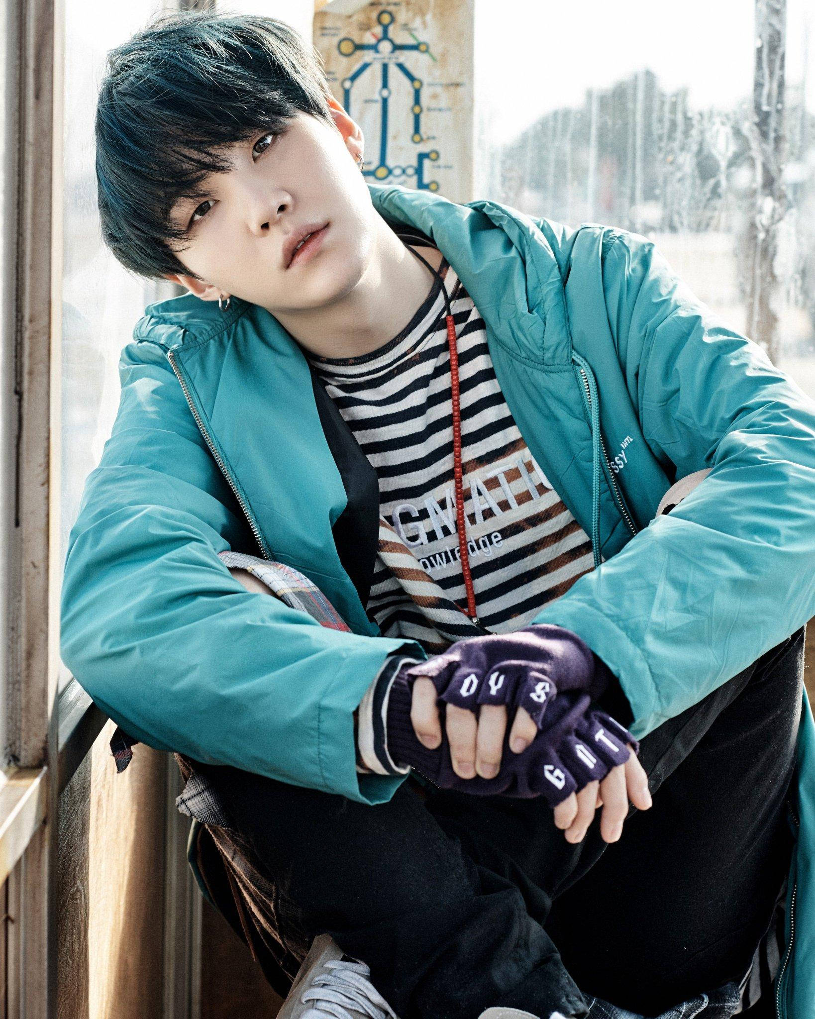 Cute BTS Suga sa Asul Wallpaper