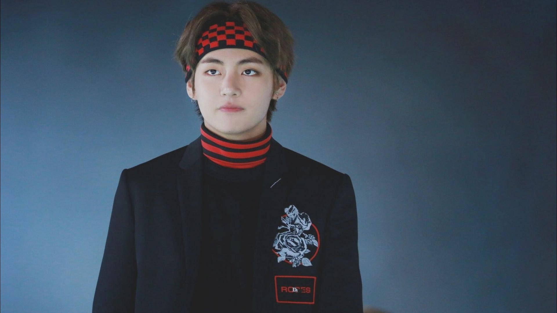 Cute BTS V na Itim at Pula Wallpaper
