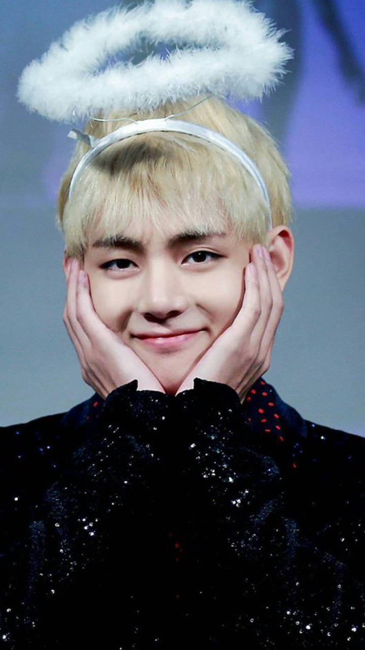 Cute BTS V na may Halo Wallpaper