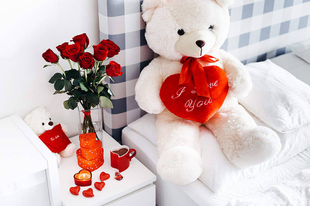 Cute Love Bear na may mga Rosas Wallpaper