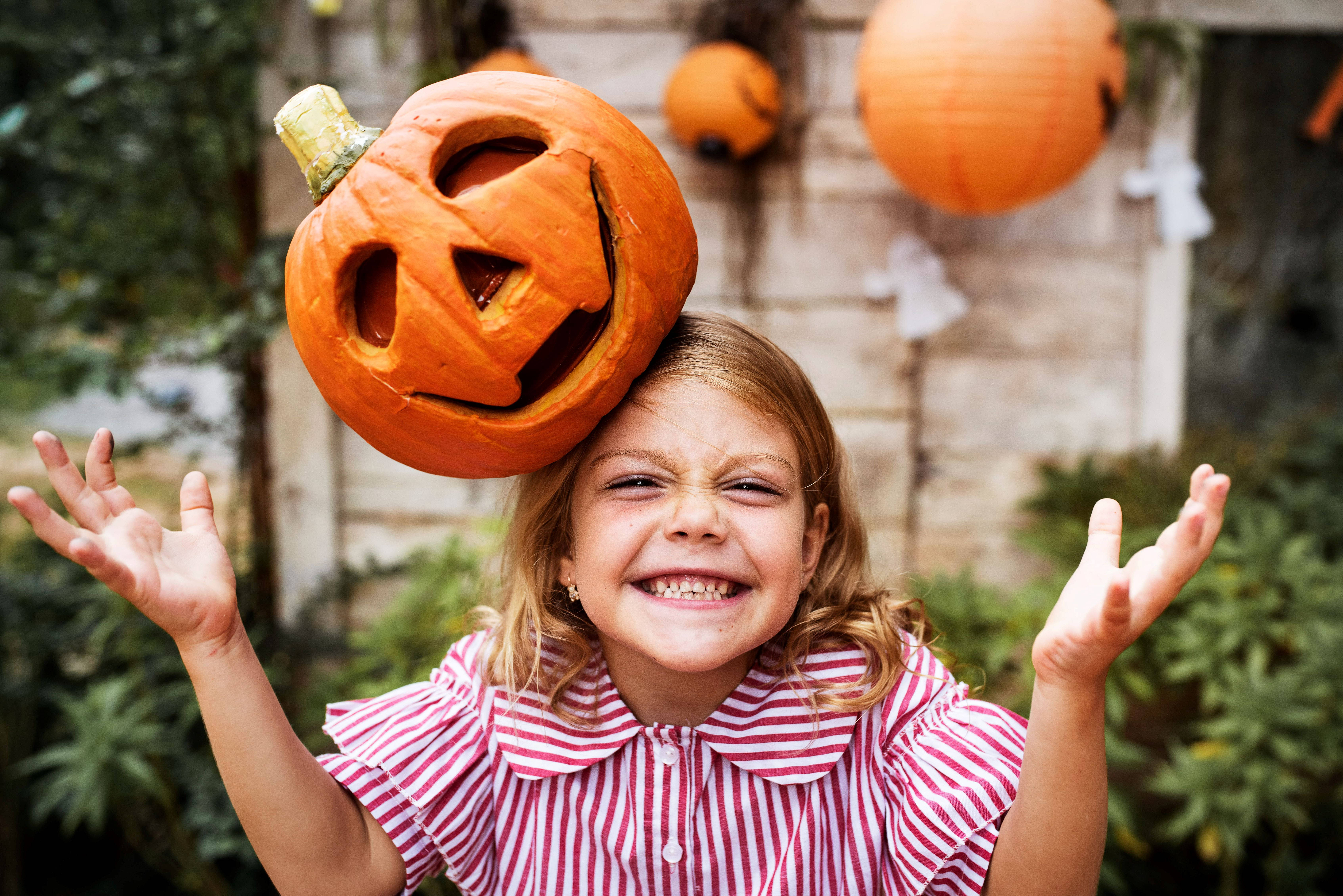 Cute na Halloween Pumpkin sa Ulo ng Babae Wallpaper