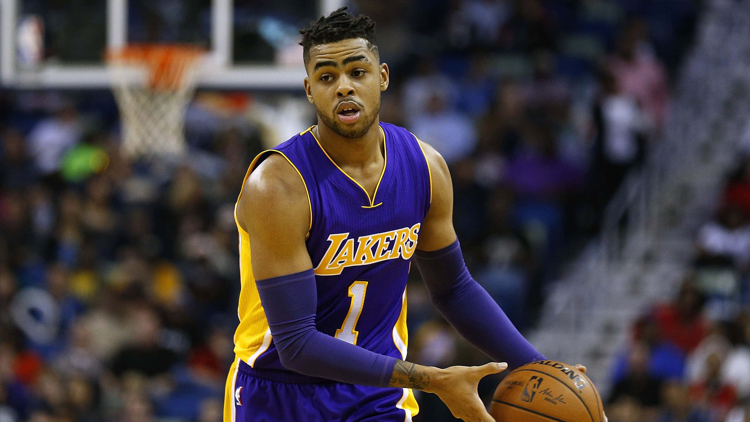 D'Angelo Russell Nakatingin Sa Gilid Wallpaper