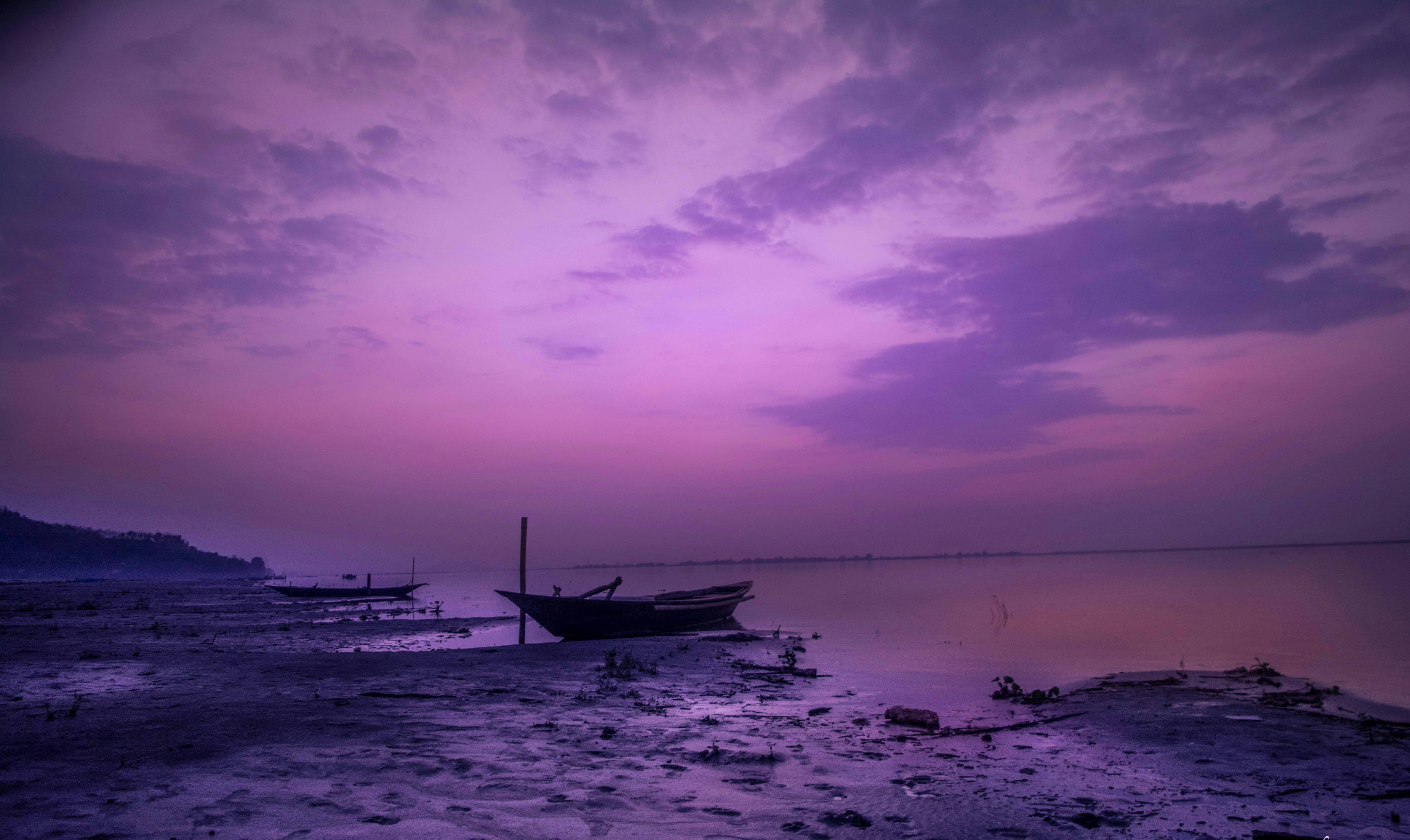 Dalampasigan na May Madilim na Lilang Estetika Wallpaper