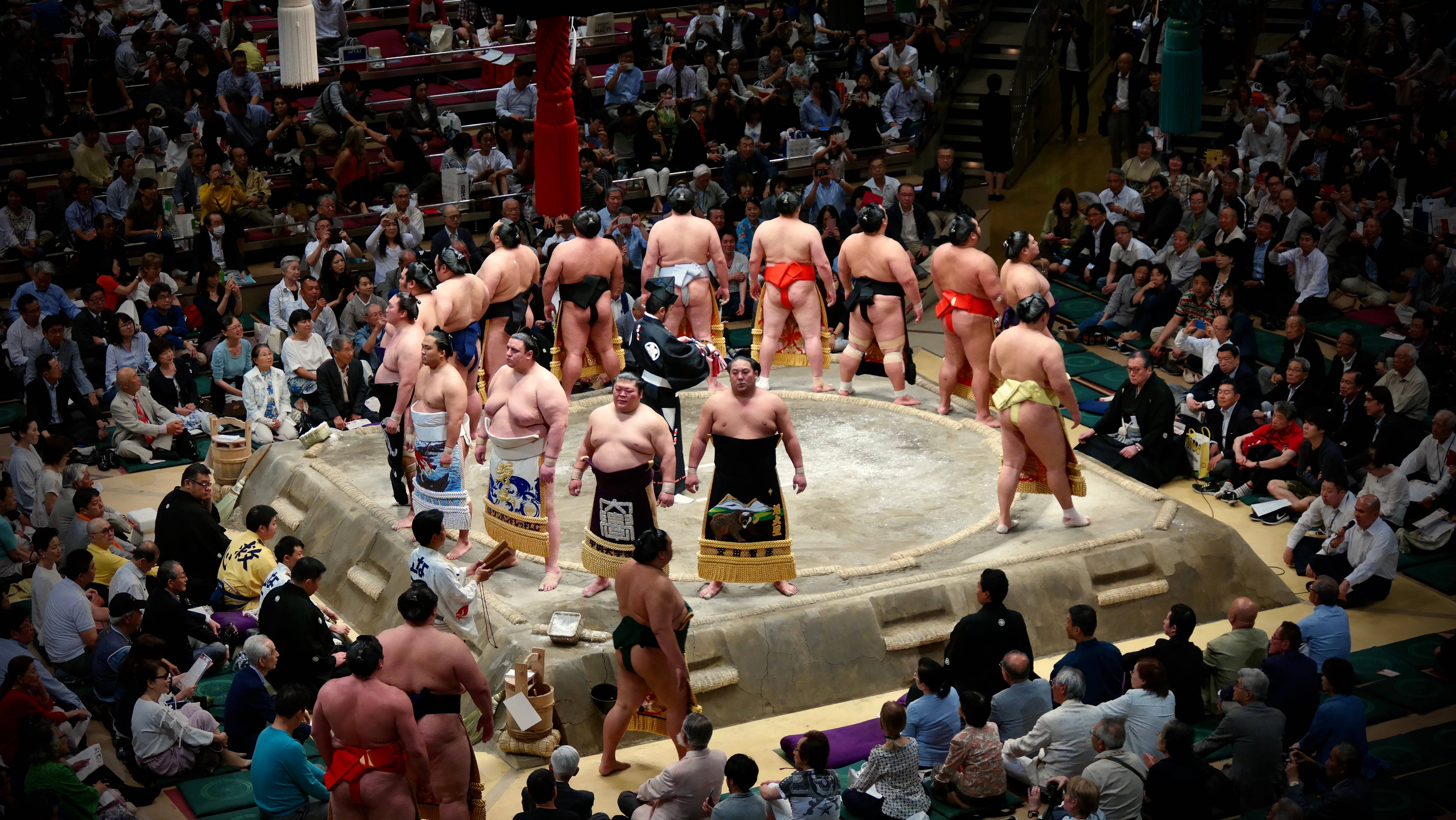 Dalawang Sumo Wrestler na Nag-aaway sa Tradisyonal na Hapag ng Hapon Wallpaper