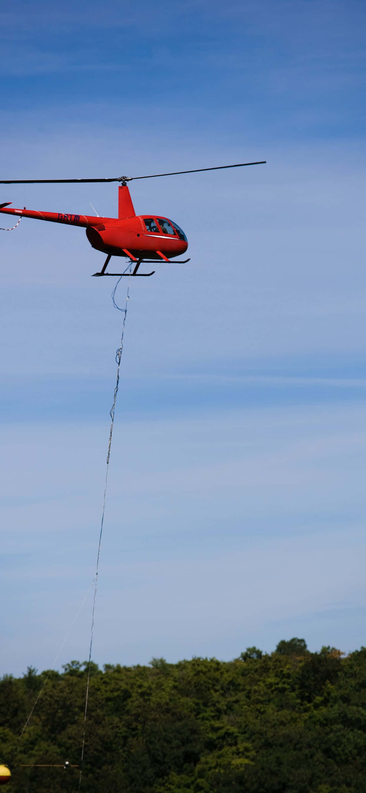 Dalhin ang iyong iPhone Xs Max sa bagong taas gamit ang isang nakakabiglang aerial view ng isang helicopter Wallpaper