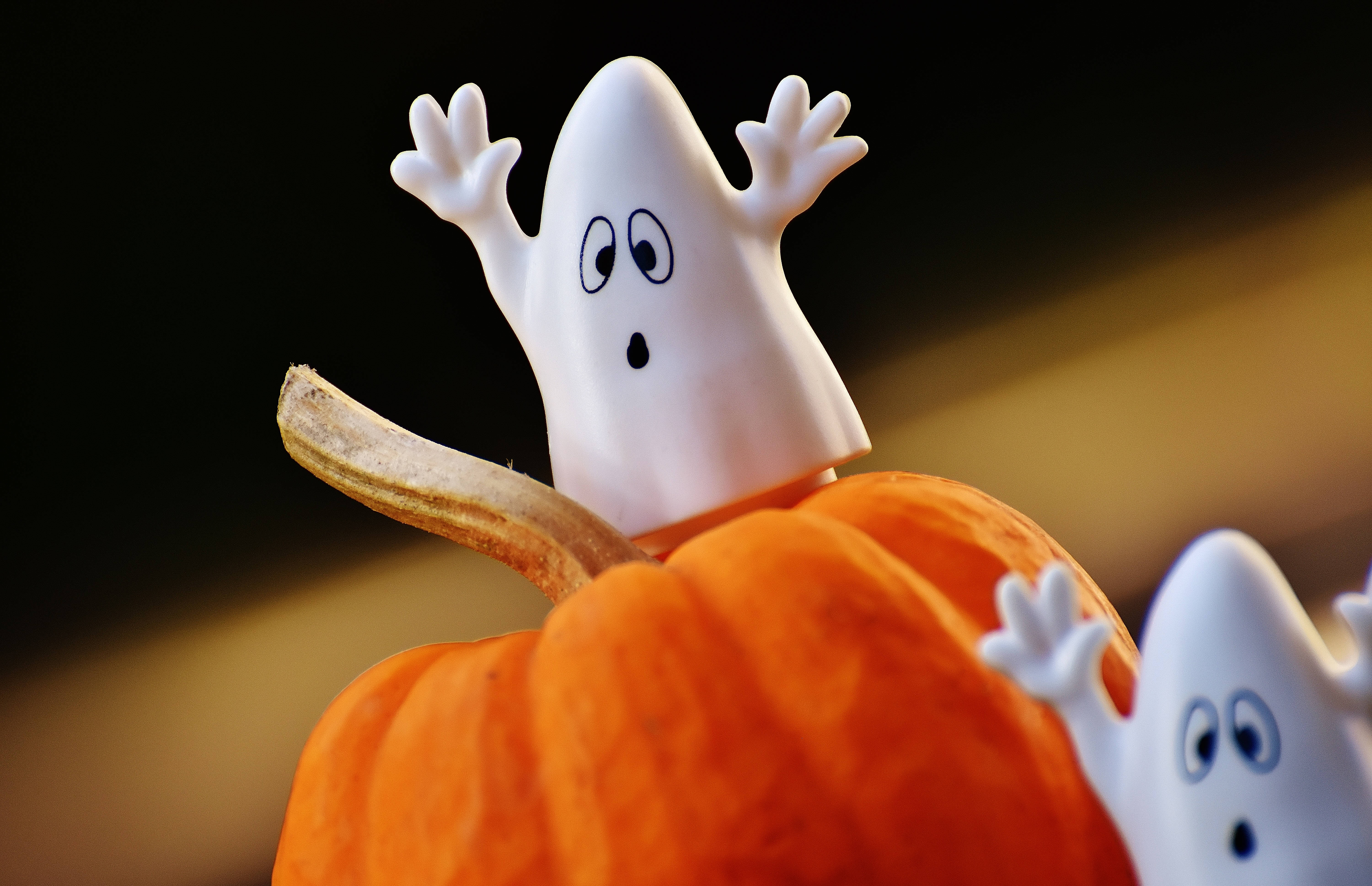 Damhin ang Diwa ng Halloween gamit ang mga Multong Blanket Figurine na Ito! Wallpaper