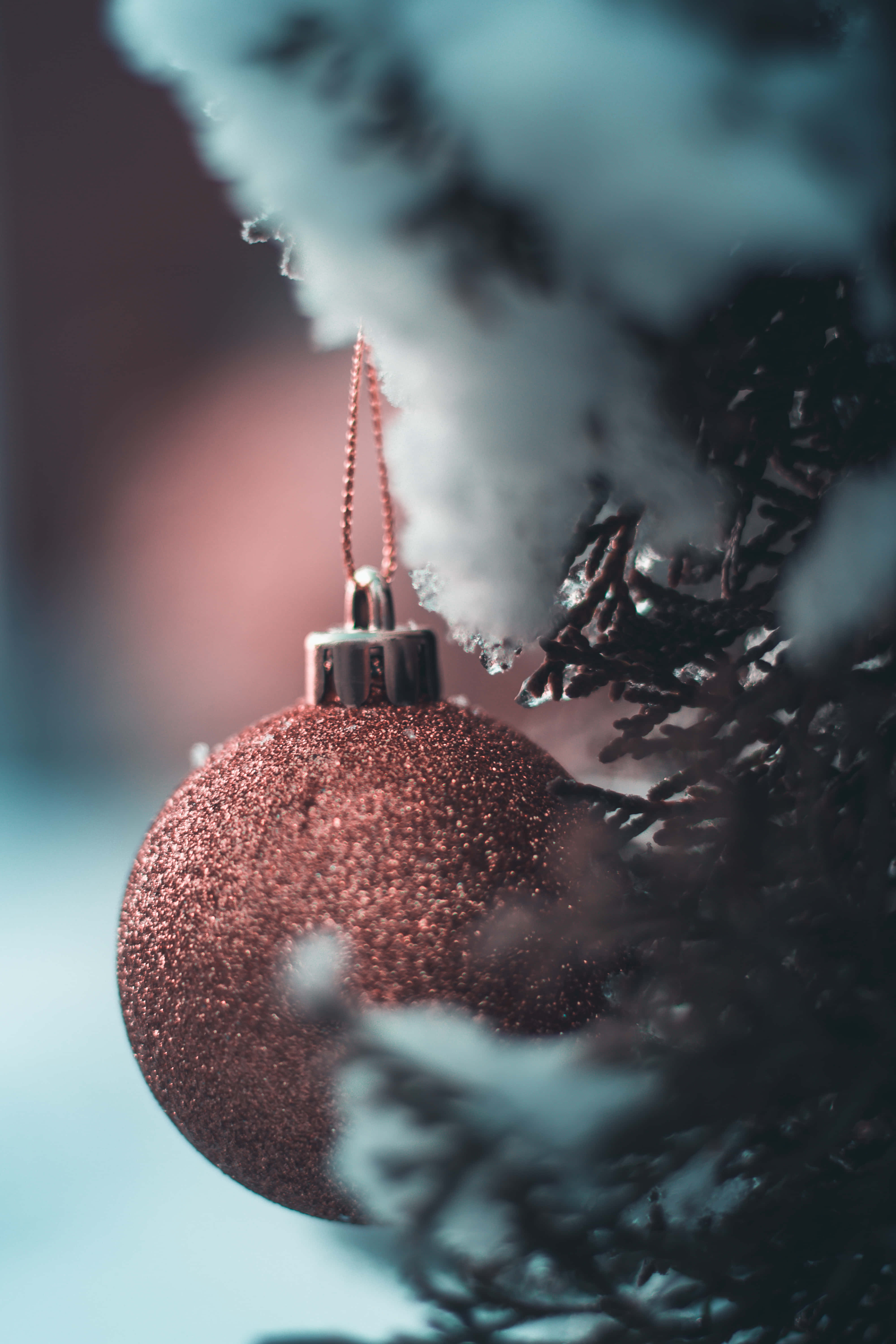 Damhin ang diwa ng Pasko gamit ang masayang Christmas phone background Wallpaper