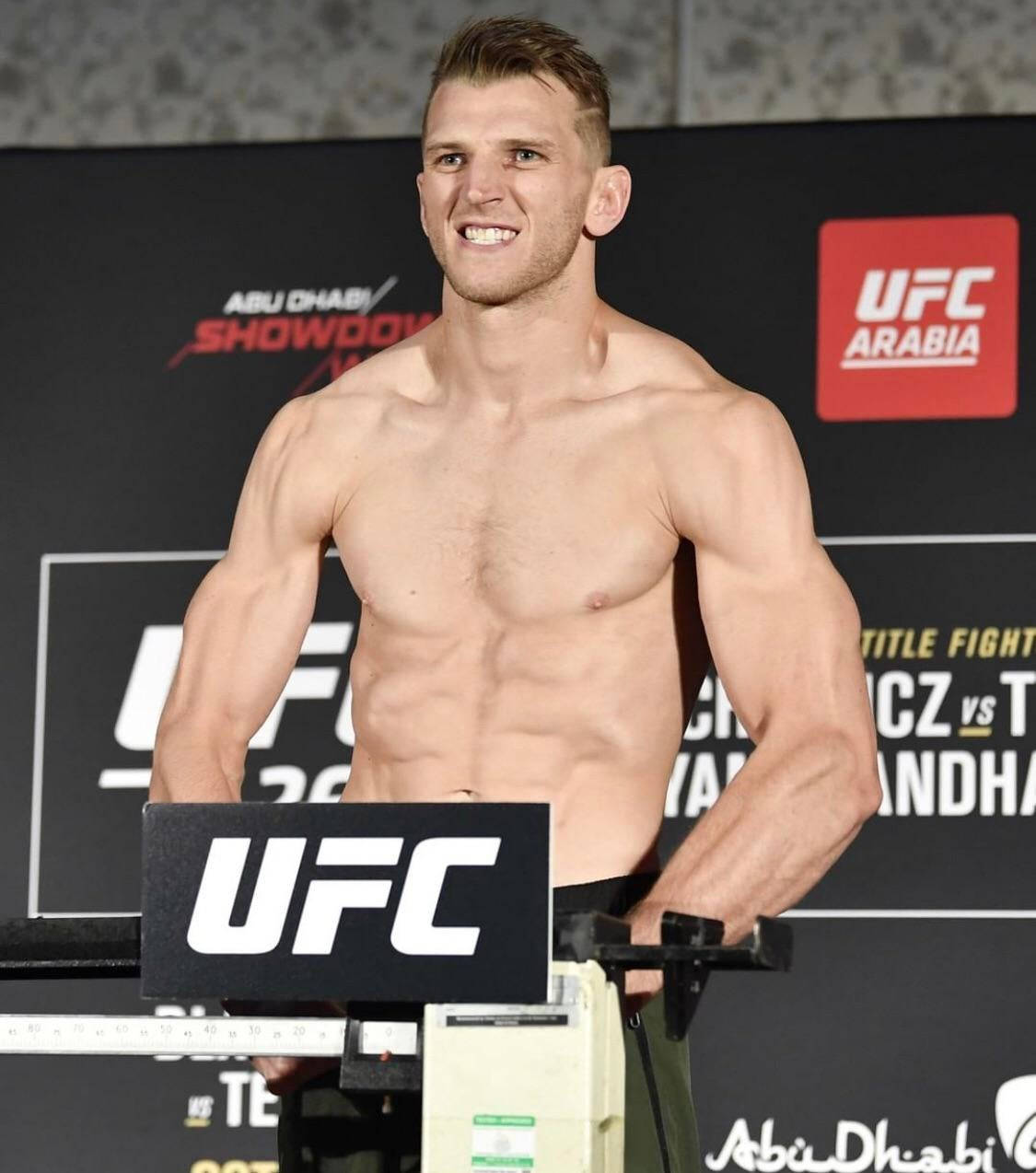 Dan Hooker na Ngumingiti sa Timbangan Wallpaper