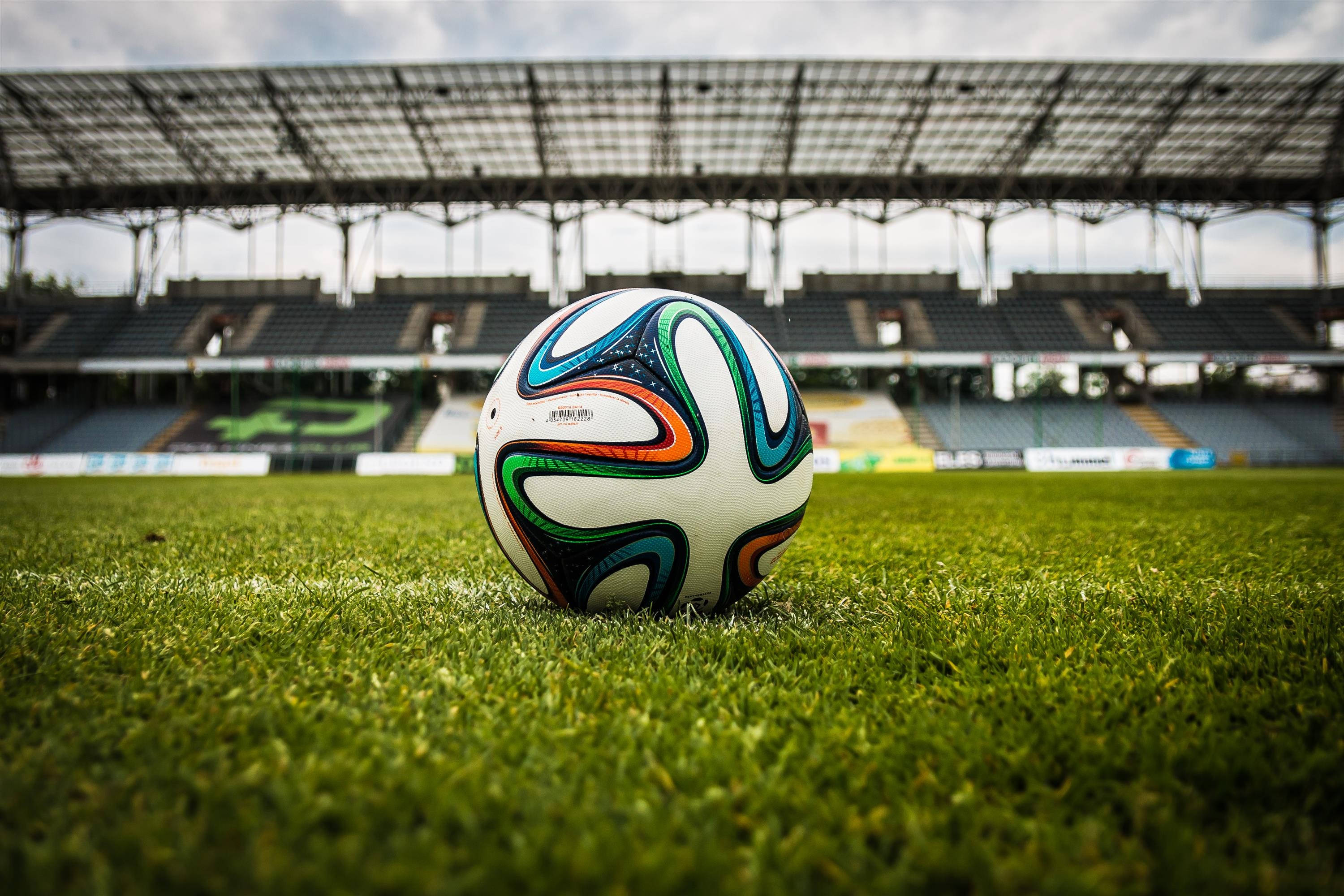 Danasin ang Saya ng Football sa Isang Kapana-panabik na Stadium Wallpaper