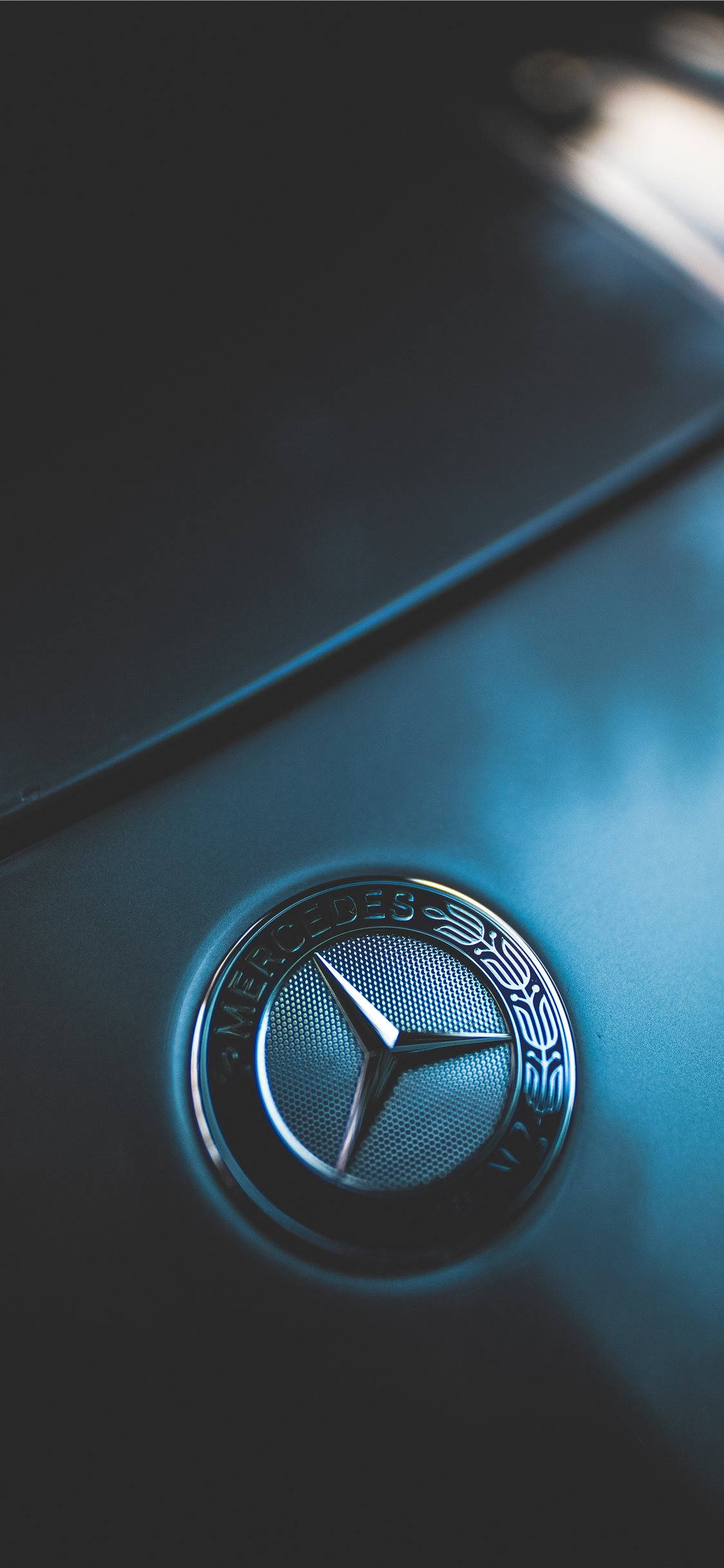 Madilim Asul na Logo ng Mercedes para sa iPhone X Wallpaper
