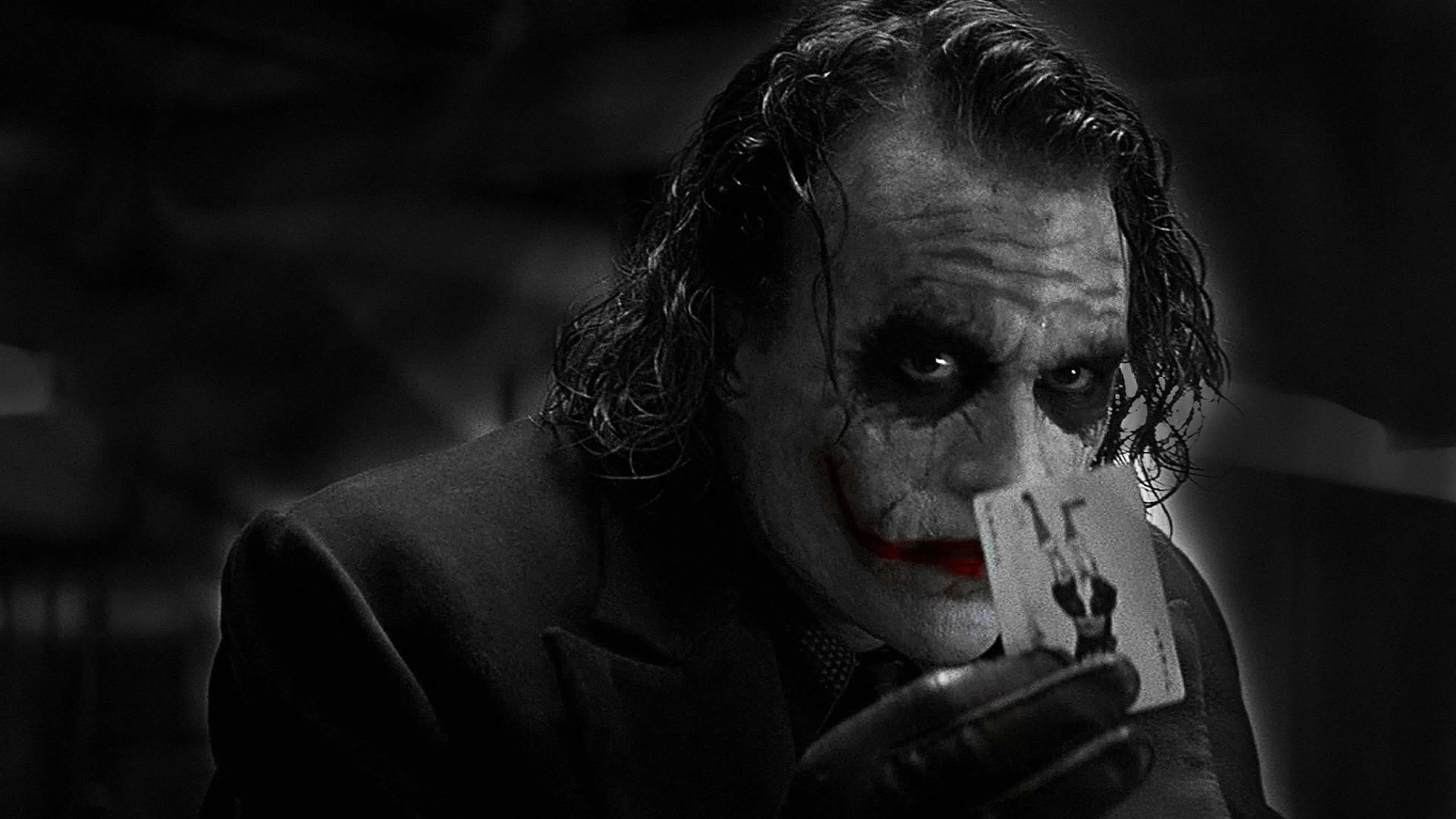 Dark Knight Joker sa 4K Ultra HD Itim at Puti na Poster Wallpaper