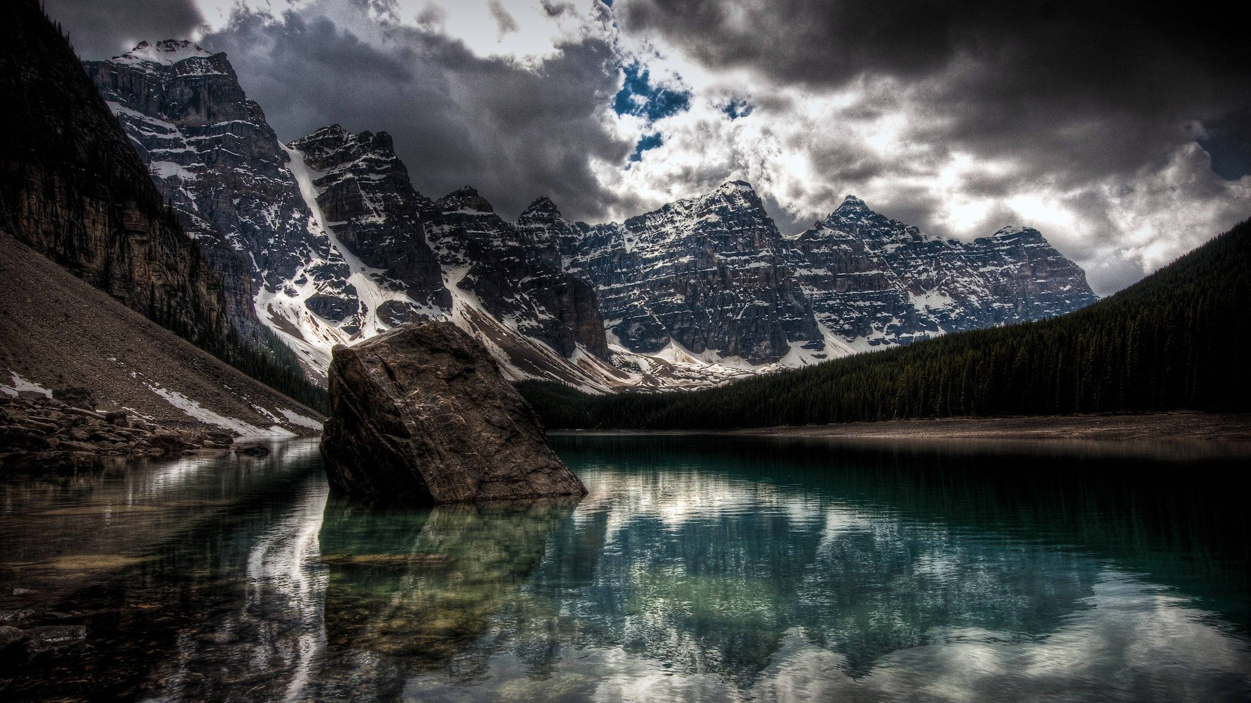 Madilim na Lawa ng Moraine Wallpaper