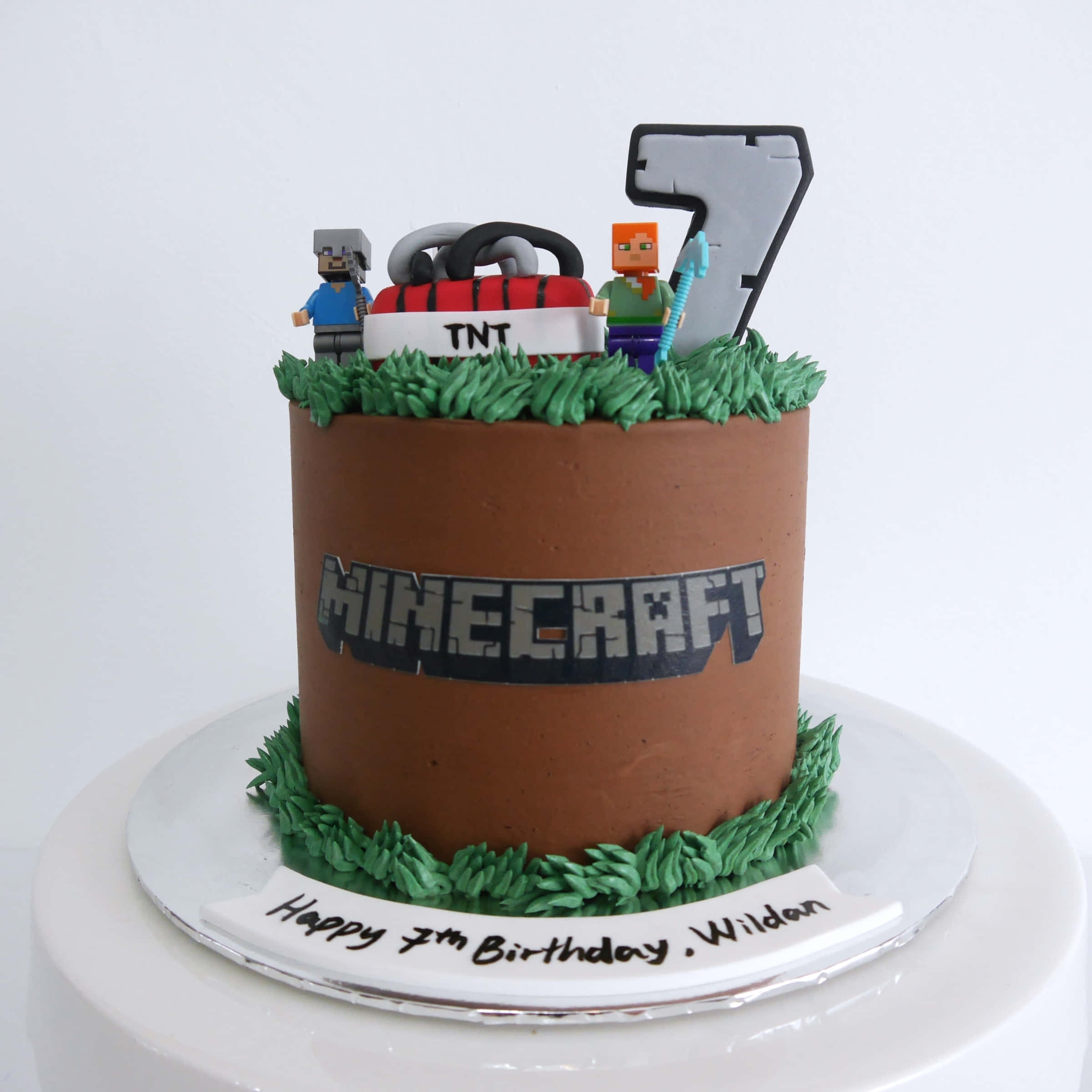 Masarap na Minecraft-Themed Cake Wallpaper