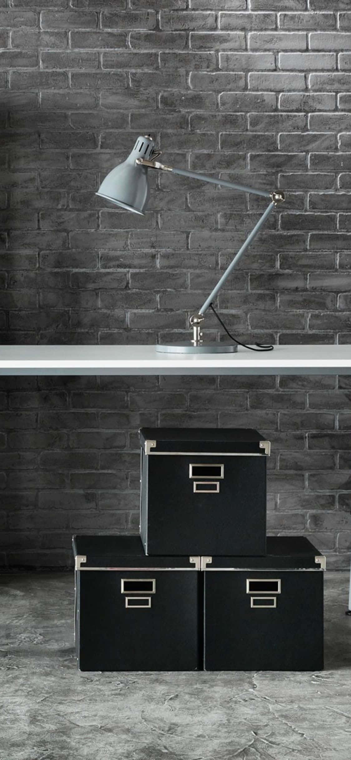 Desk Space para sa Stylish na iPhone XS Wallpaper