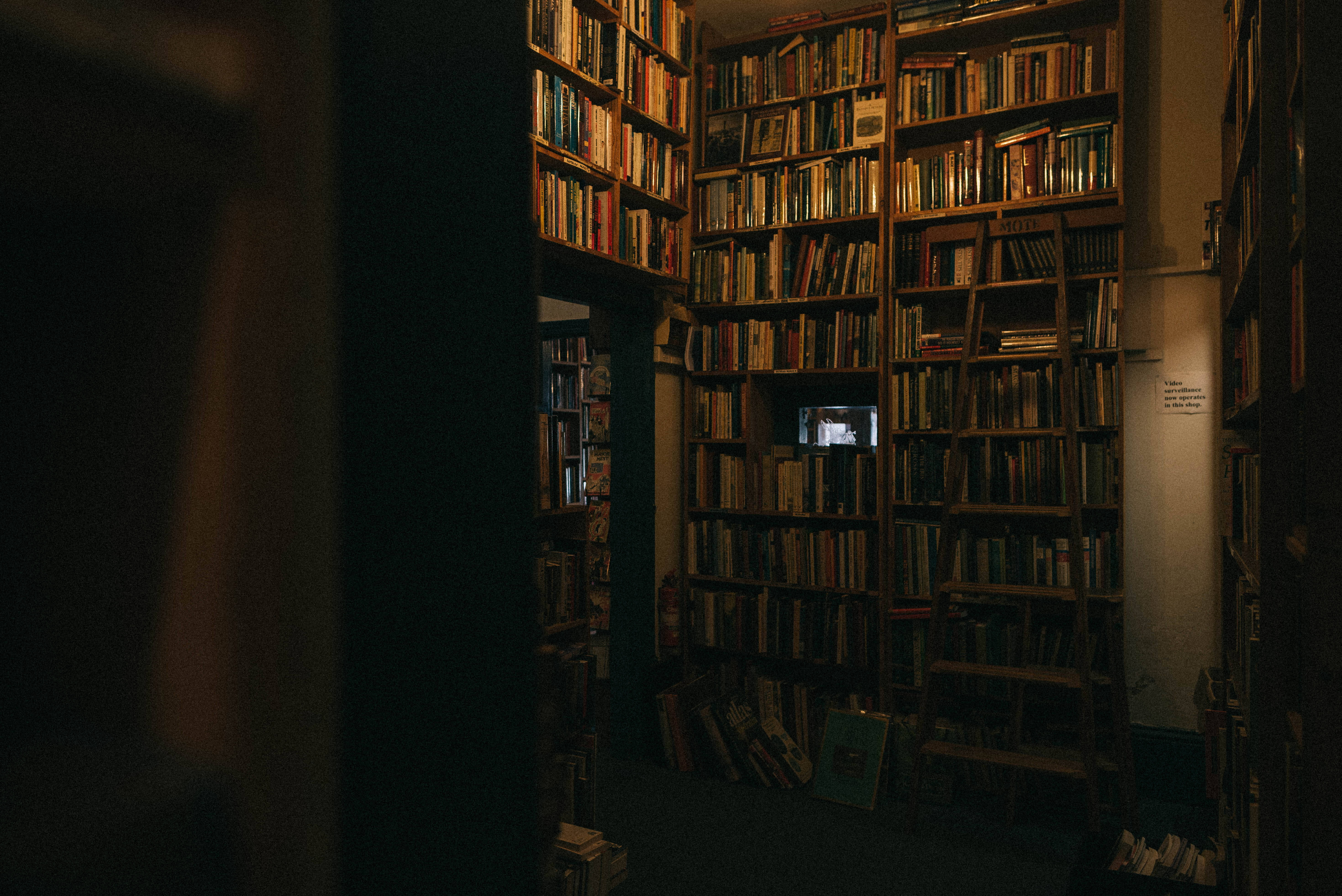 Desktop ng Madilim na Aklatan na Aesthetic na may mga Libro Wallpaper