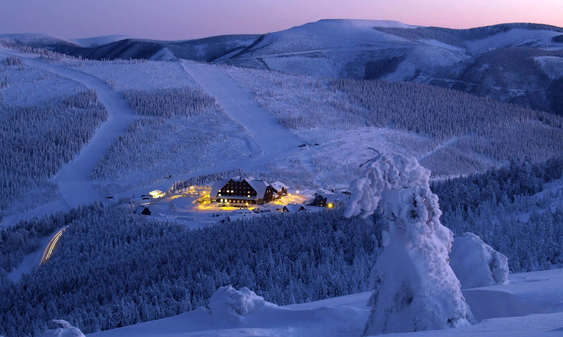 Desktop ng Ski Resort na Winter Wonderland Wallpaper