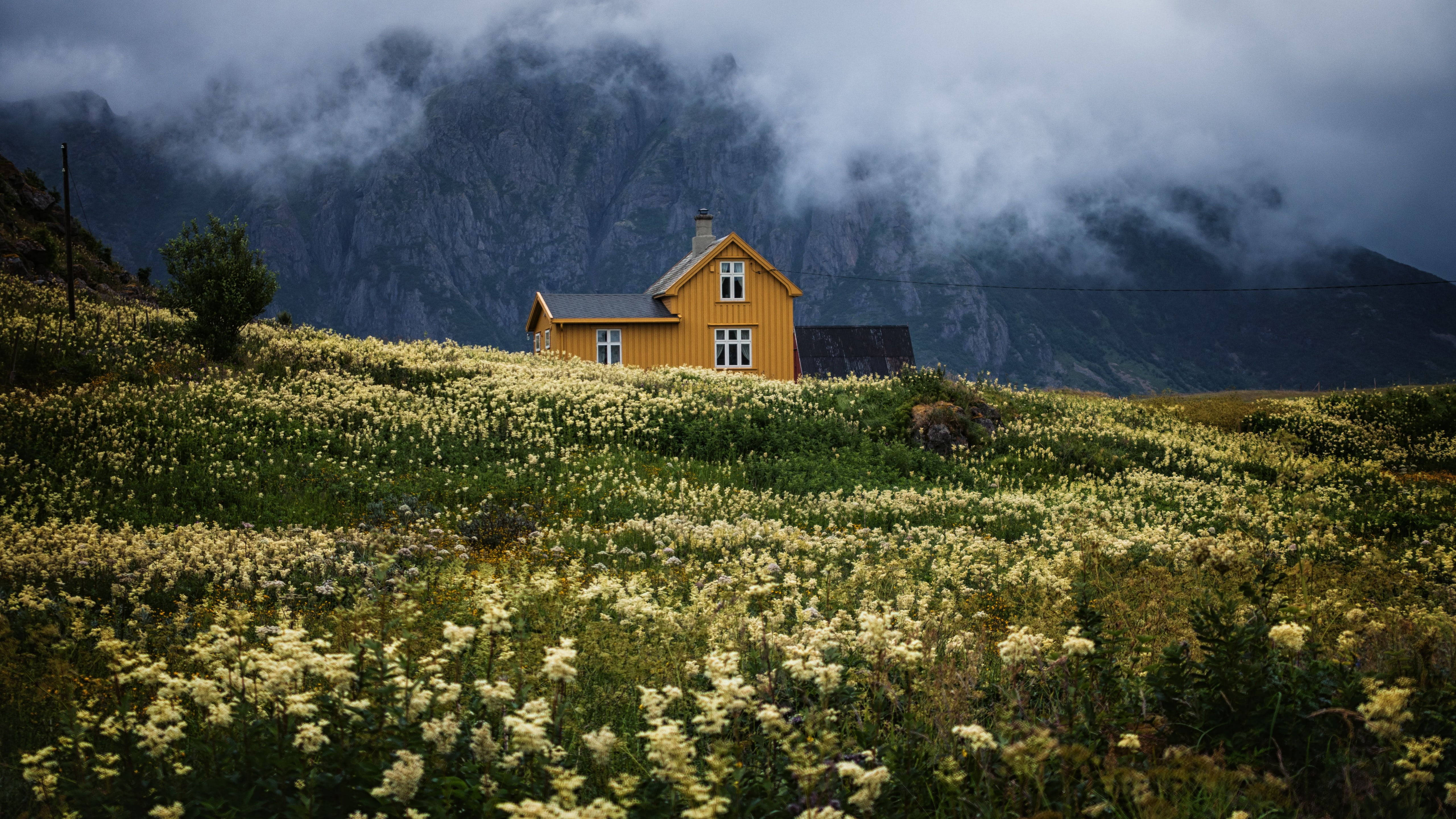 Dilaw na Bahay sa Paanan ng Bundok na Cottagecore Desktop Wallpaper