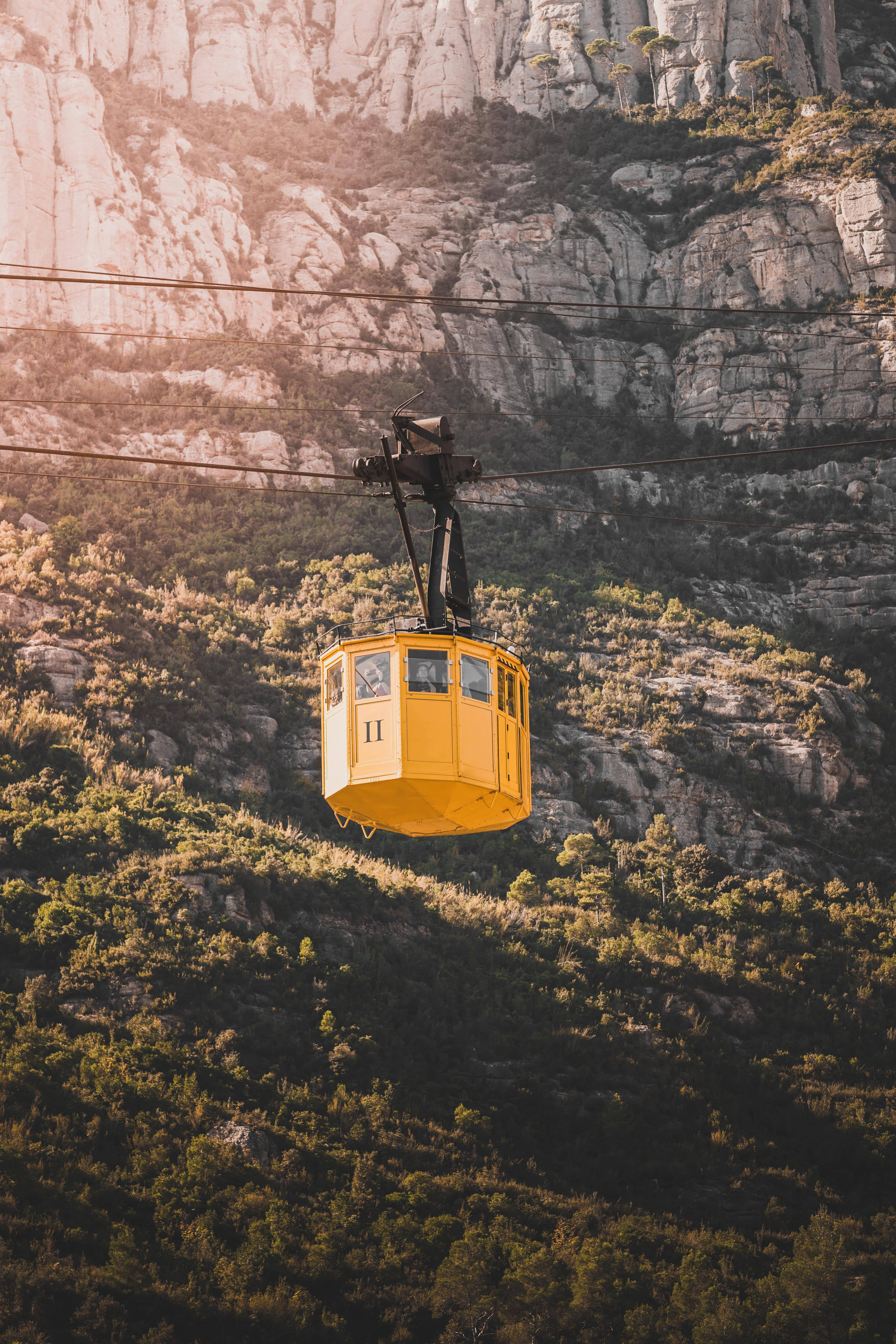 Dilaw na Cable Car ng Montserrat Wallpaper