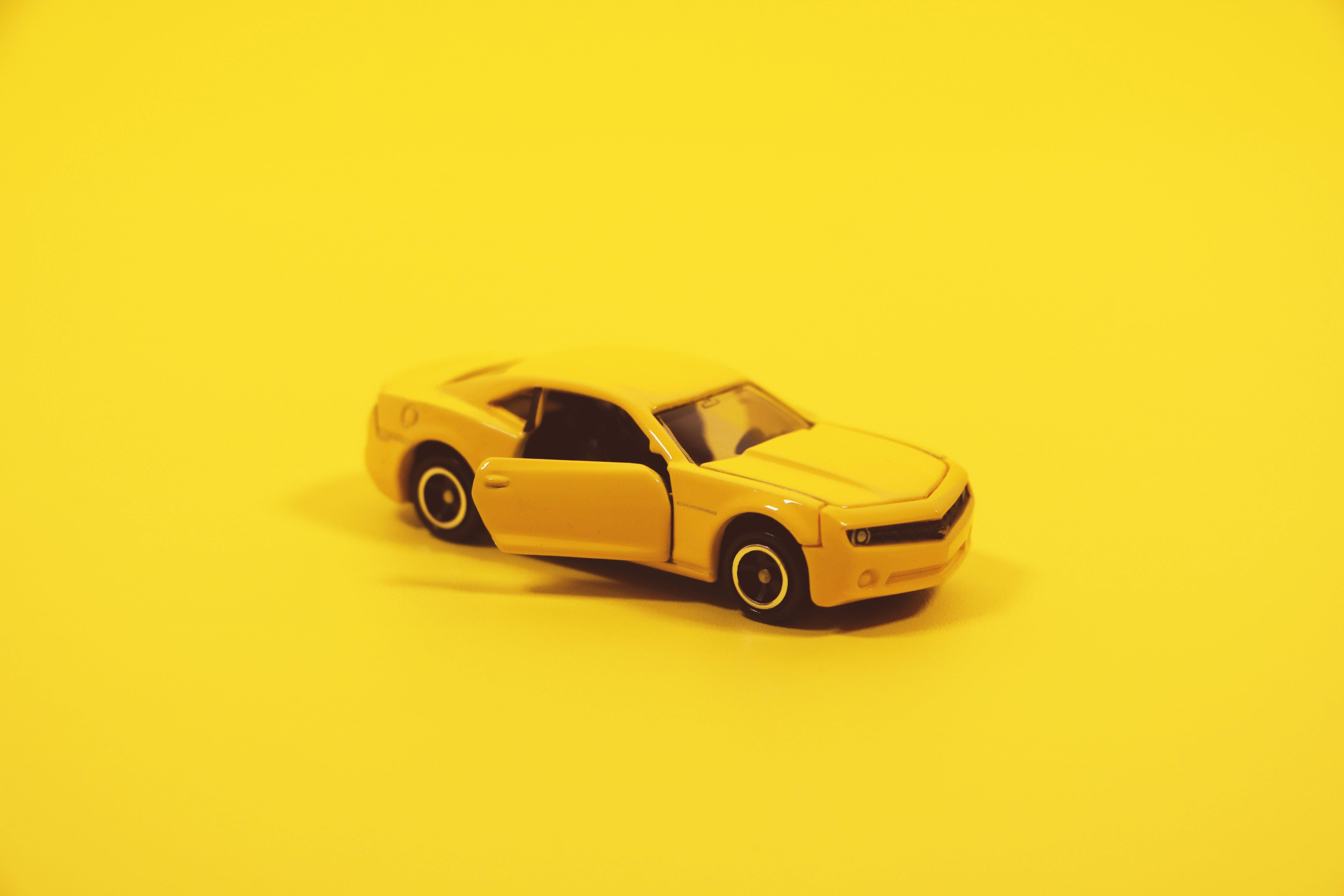 Dilaw na HD Chevrolet Camaro Wallpaper