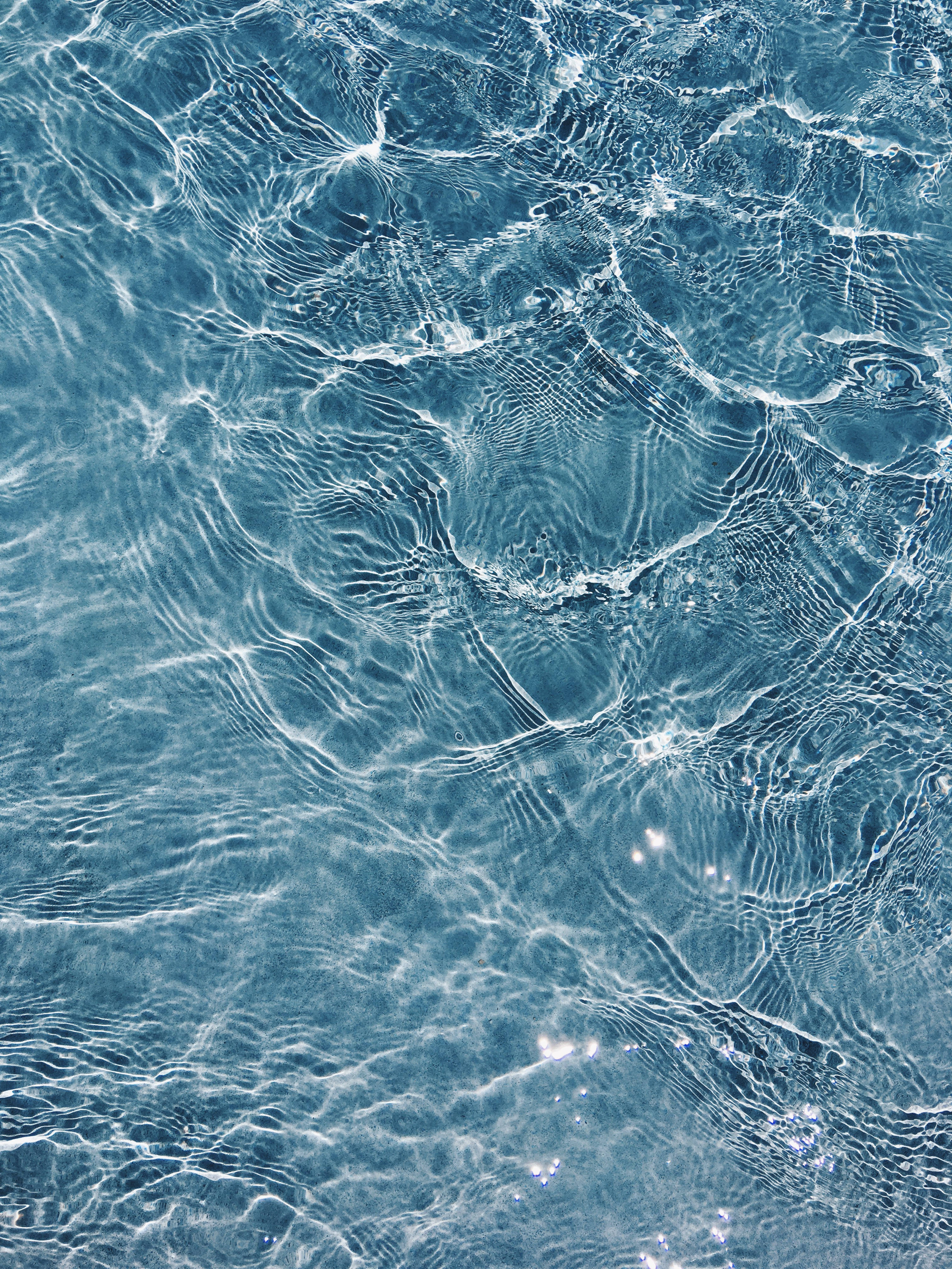 Tuklasin ang panloob na pagninilay at katahimikan sa isang umuunlan na lawa ng tubig. Wallpaper