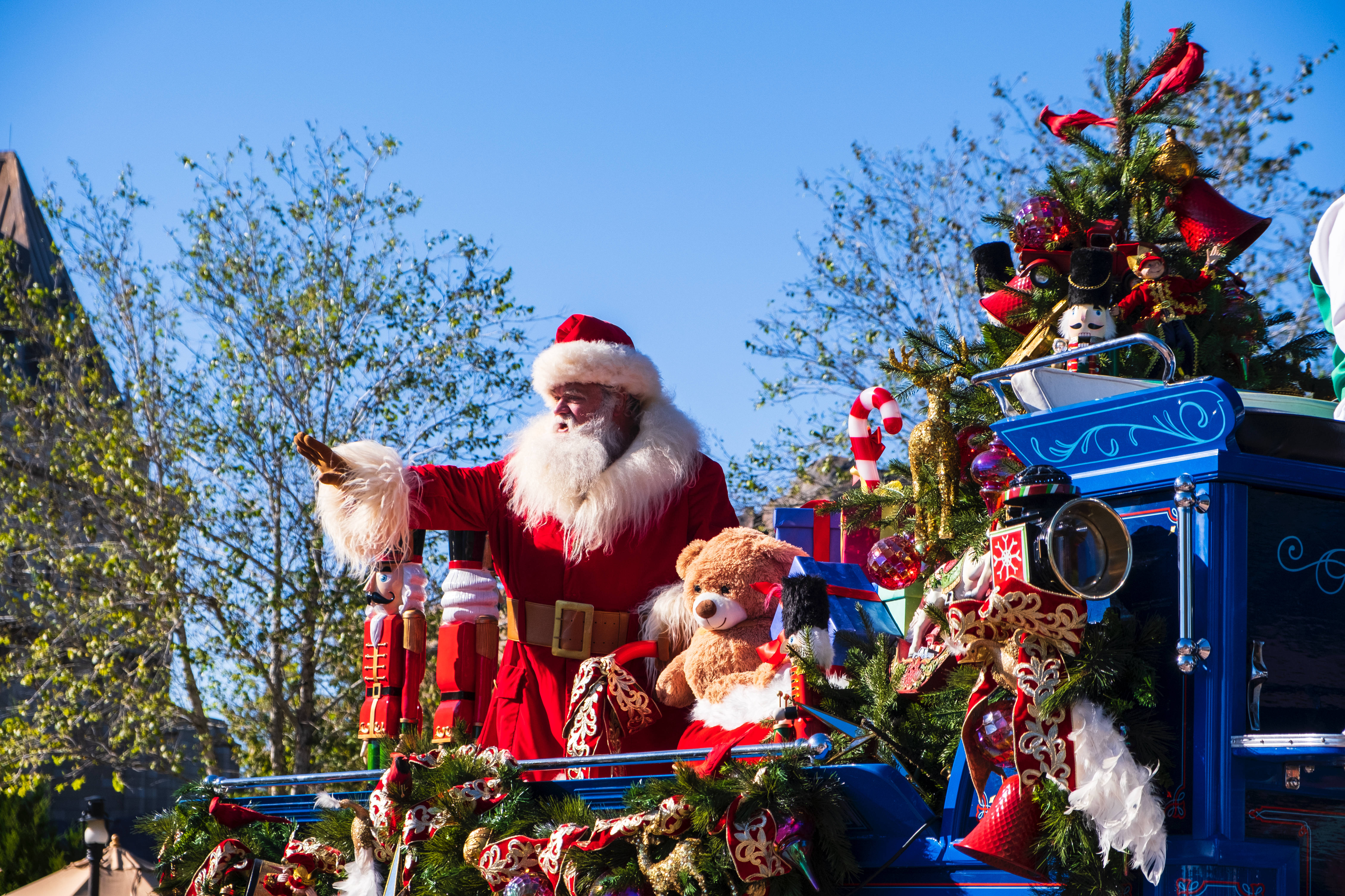 Disney Christmas Parade Kasama si Santa Claus Wallpaper