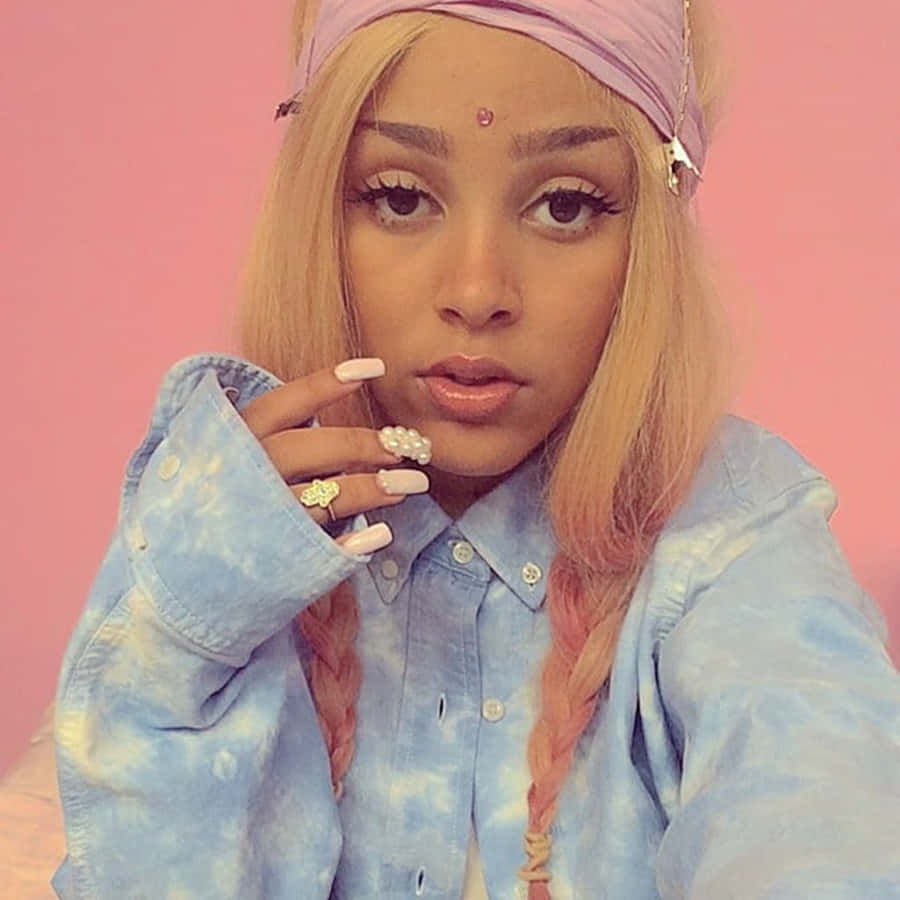 Doja Cat na nagpapakita ng kanyang signature na makukulay na braids Wallpaper