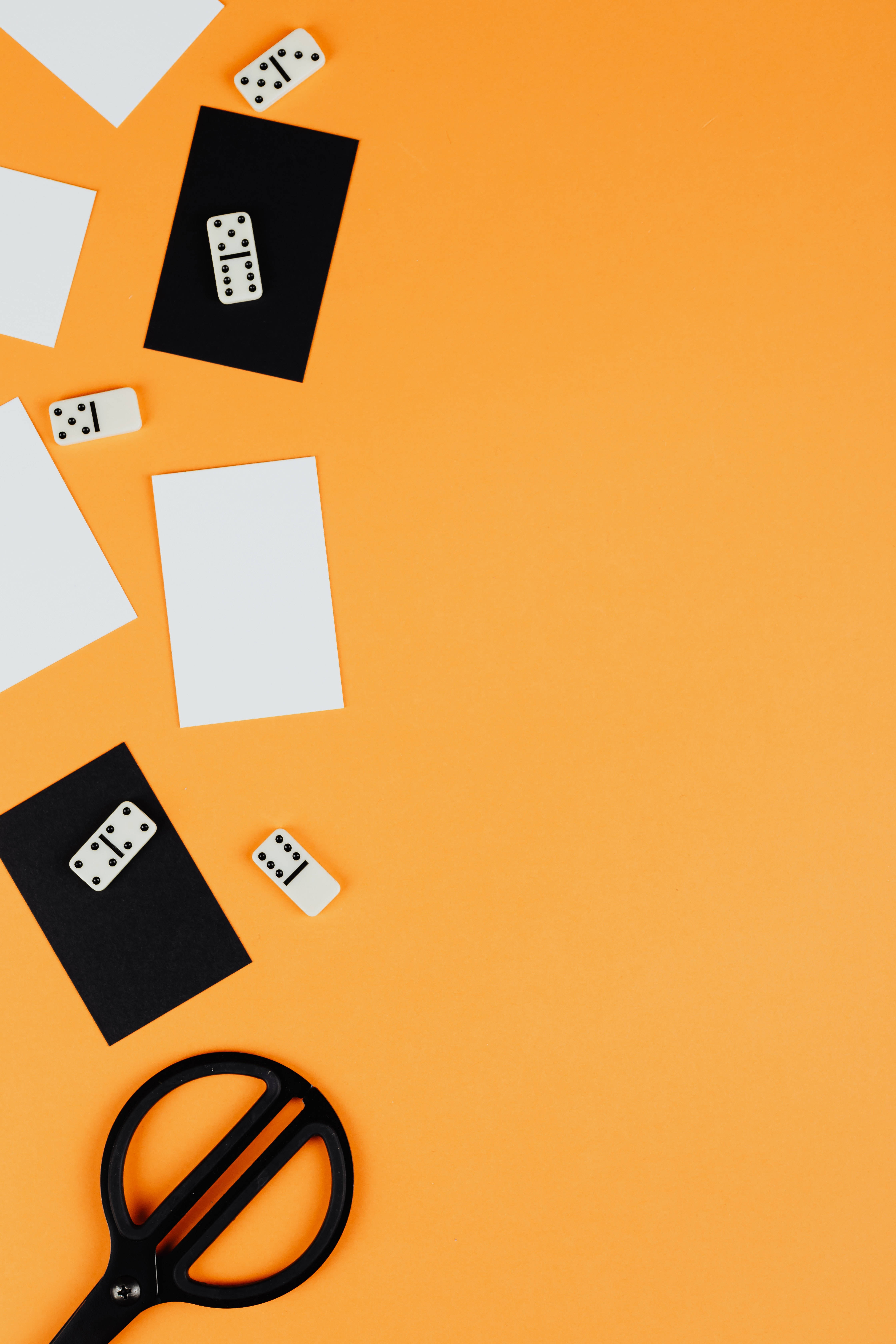 Domino at Papel Wallpaper