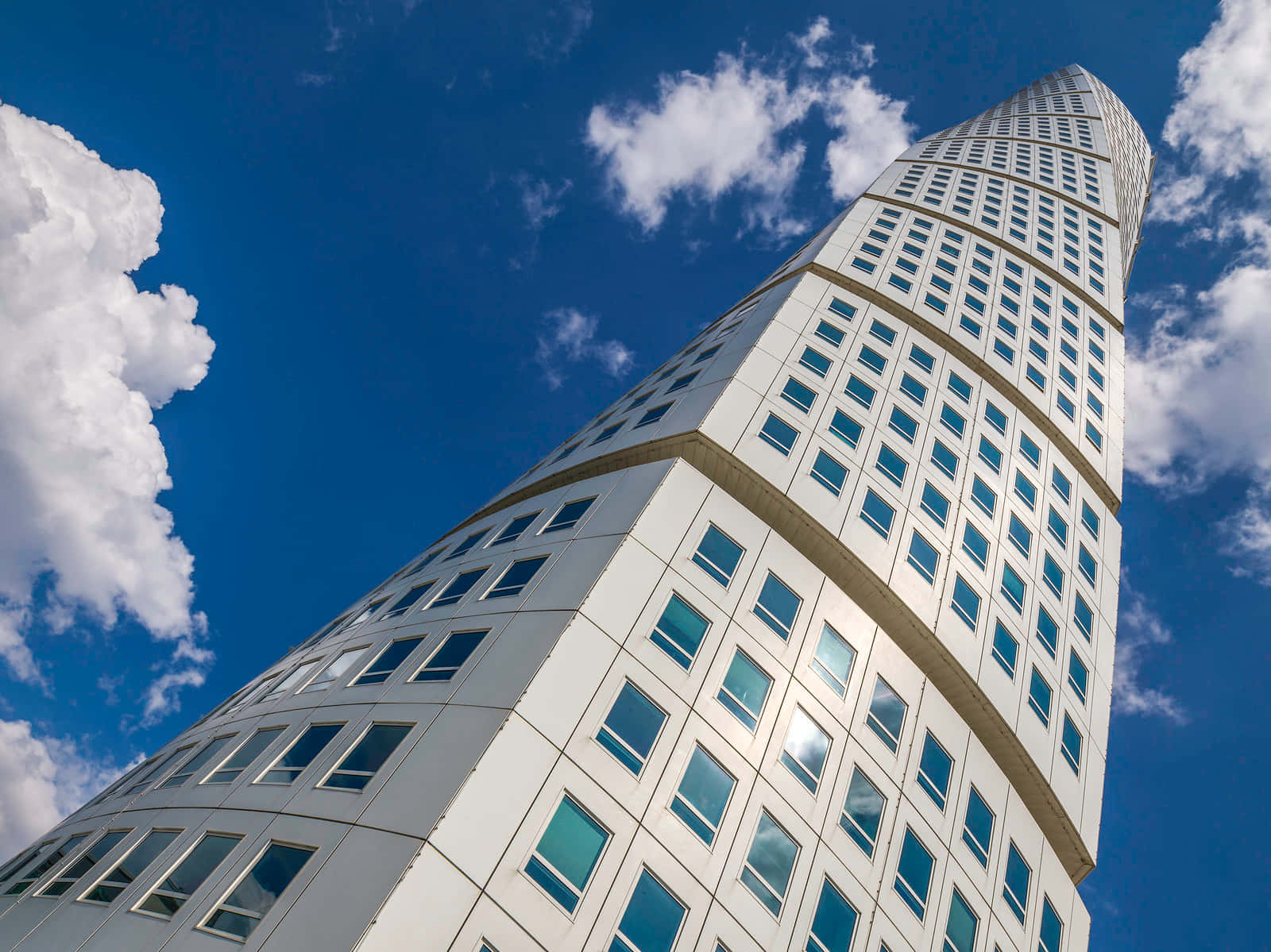 Dramatikong Tanawin ng Skyline ng Turning Torso, Pinakamataas na Gusali sa Sweden Wallpaper