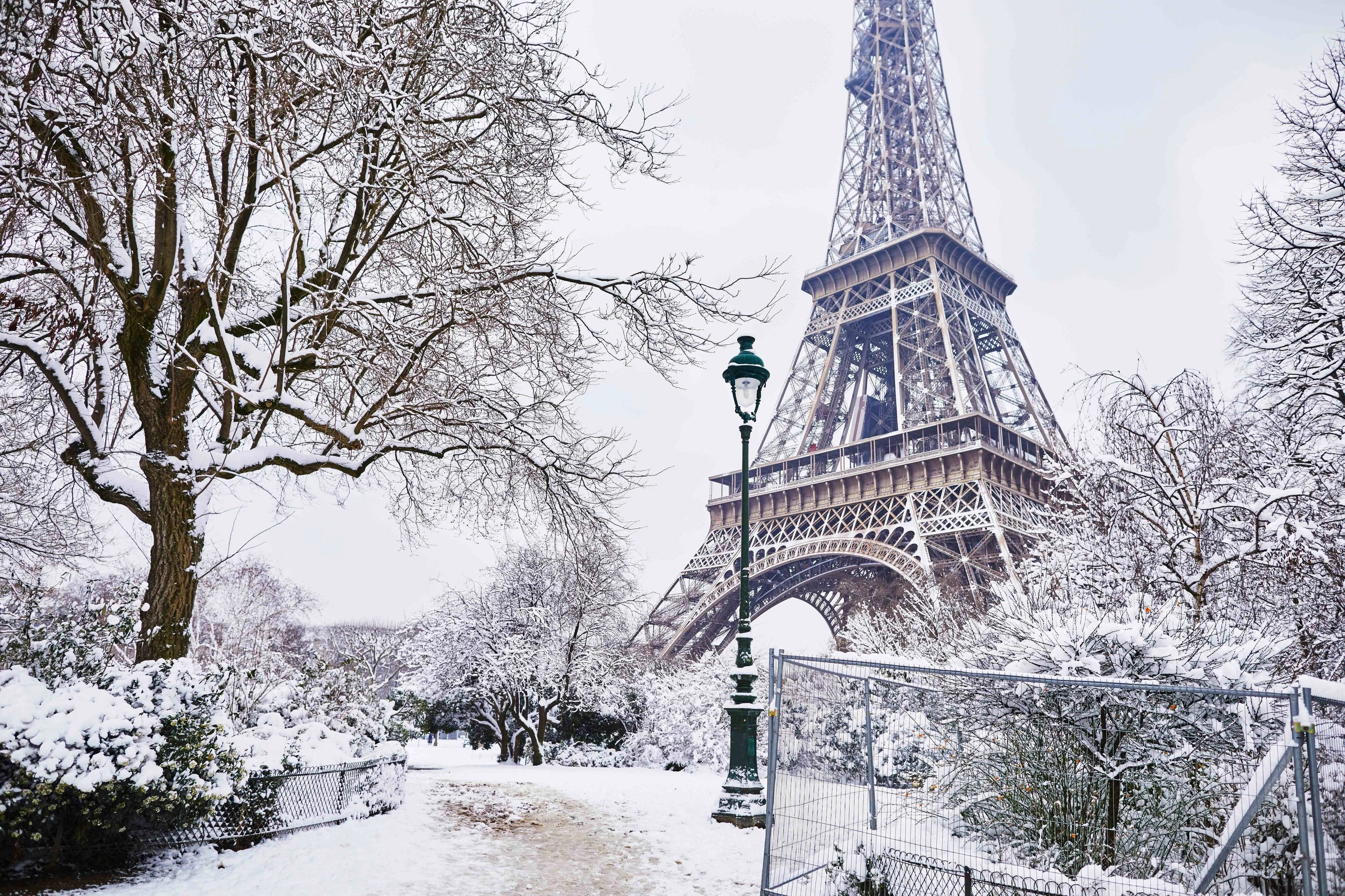 Eiffel Tower sa Malamig na Taglamig Wallpaper