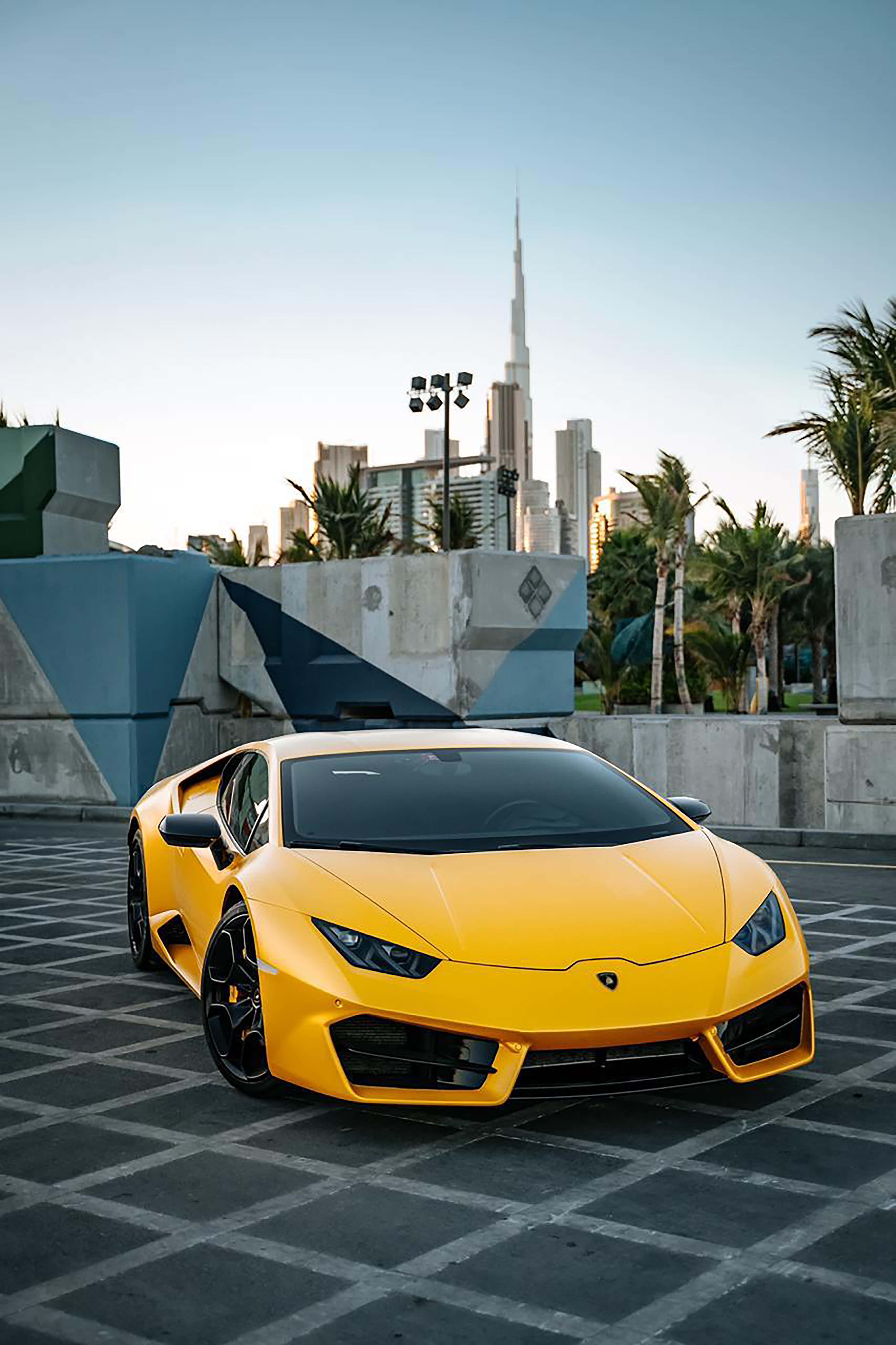 Eksklusibong Lamborghini na Dumadaus sa Lansangan Wallpaper