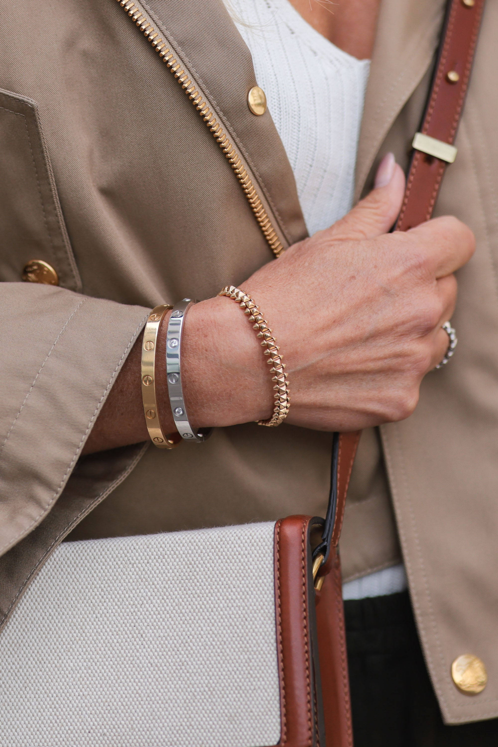 Elegance Unlocked: Tuklasin ang Makikinang Koleksyon ng Cartier Bracelets Wallpaper