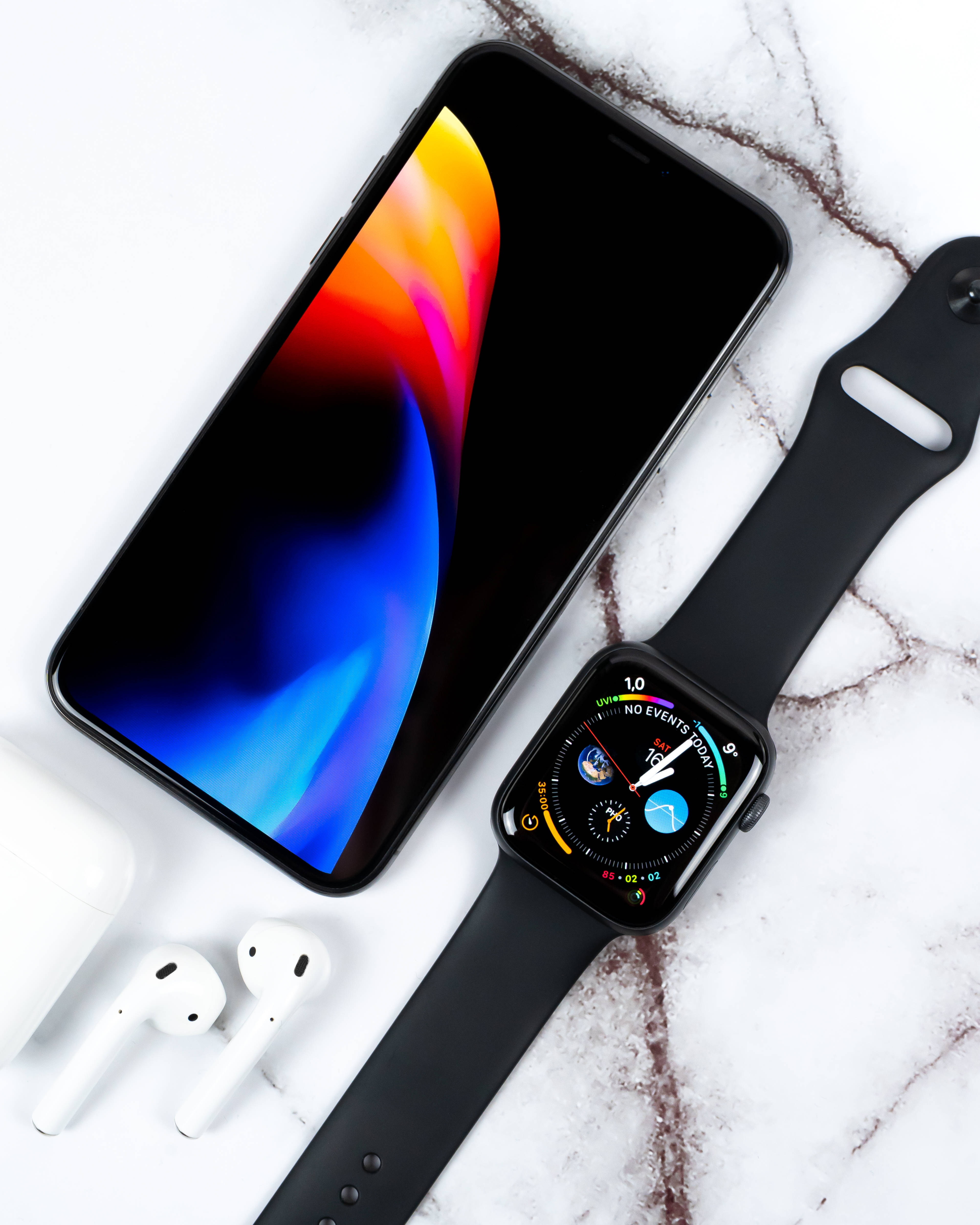 Eleganteng iPhone Xs sa Isang Mesa na Kahoy Wallpaper