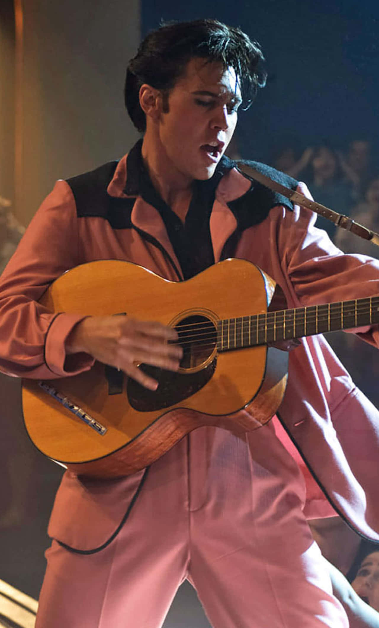 elvis presley na naka-pink suit na nagigitara Wallpaper