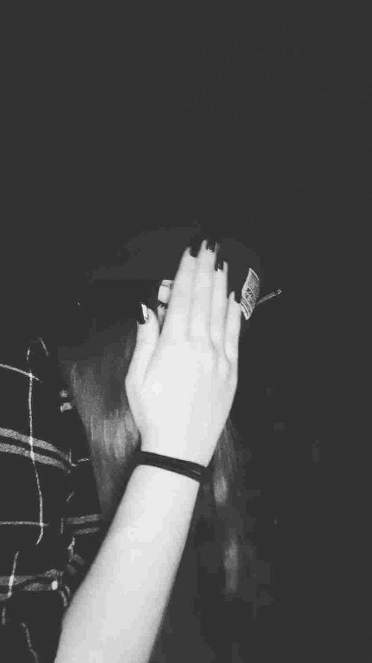 Emo Aesthetic na Mahiyaing Babae Wallpaper