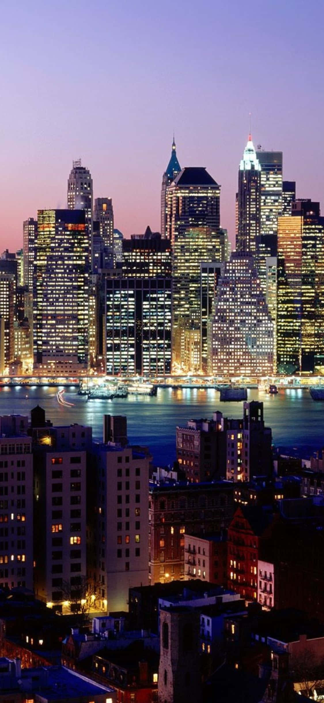 Nakakabighang cityscape ng New York City na tiningin mula sa iPhone Xs Wallpaper